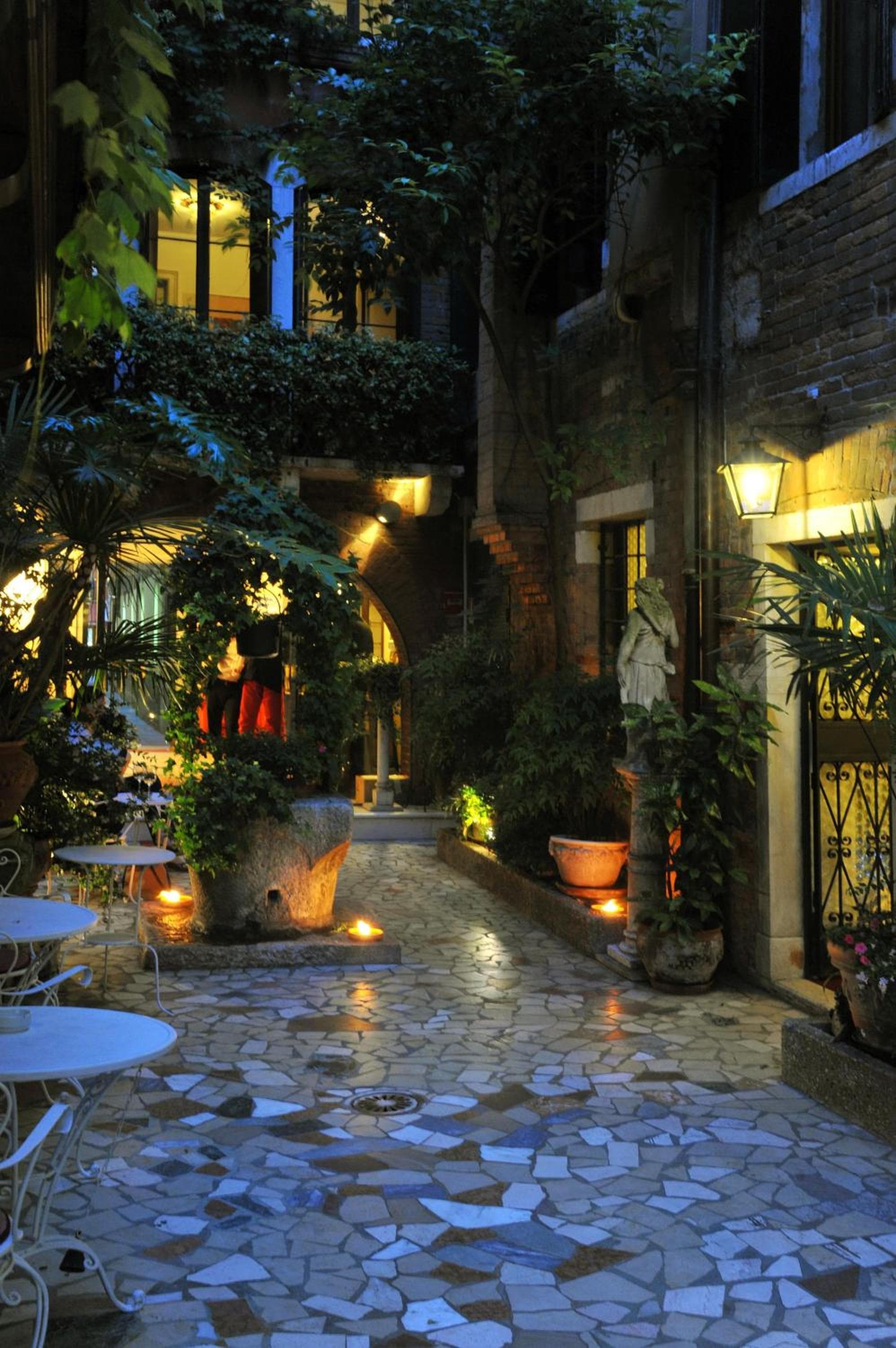 Hotel Flora - By Romanelli Family
