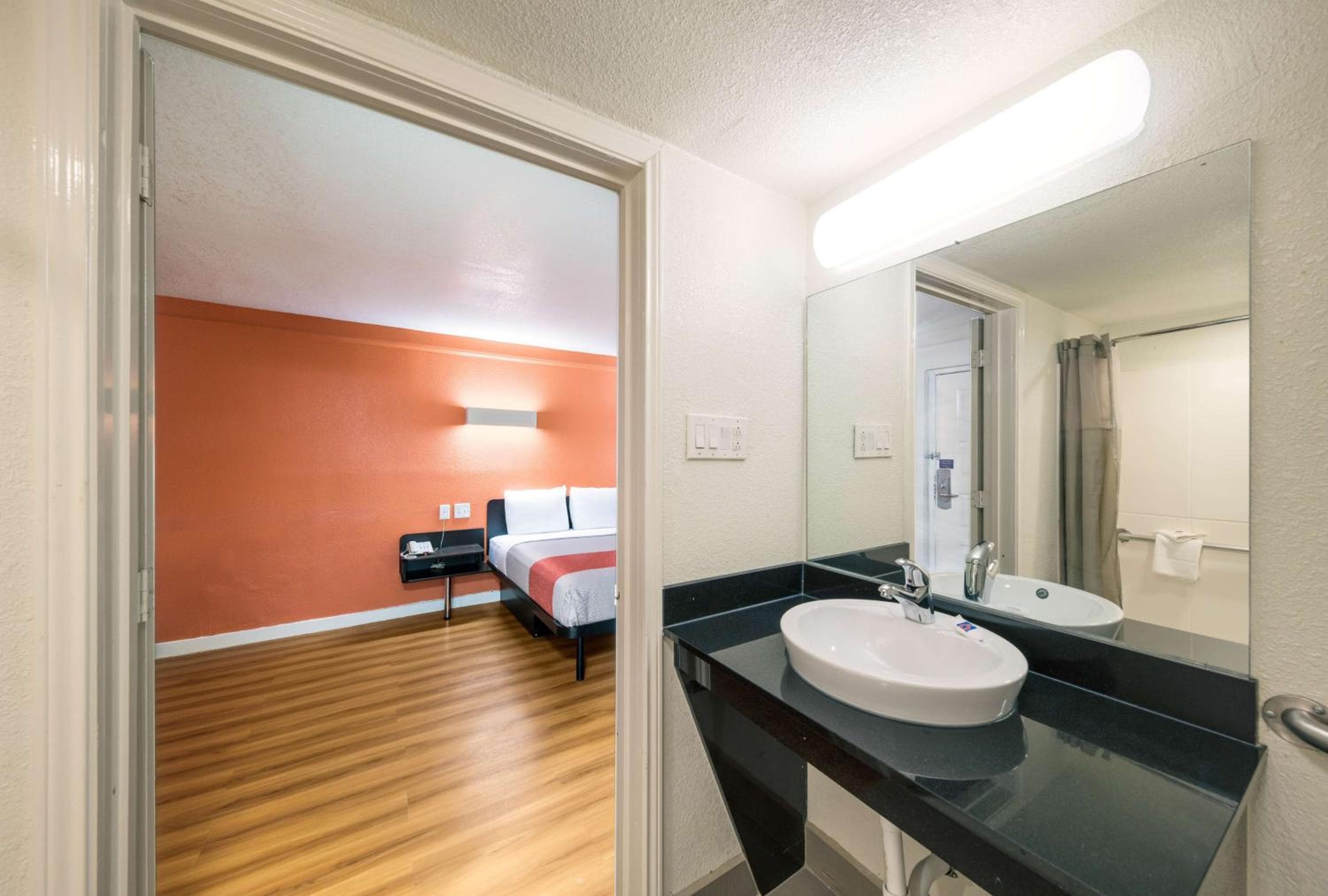 Motel 6-Dallas, TX - Farmers Branch