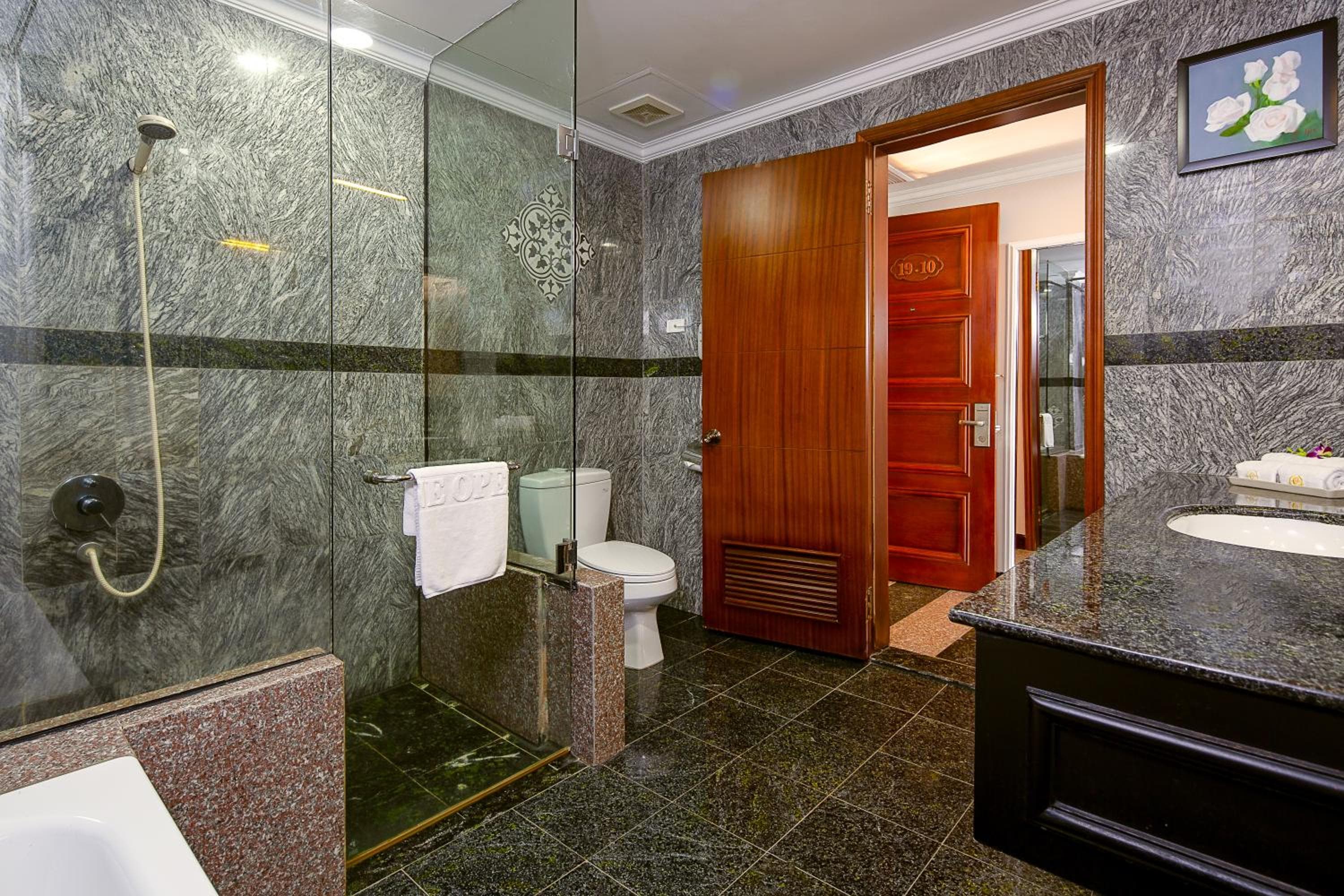 Muong Thanh Luxury Song Han Hotel - 10 Minutes to Da Nang Airport & 800m to Dragon Bridge