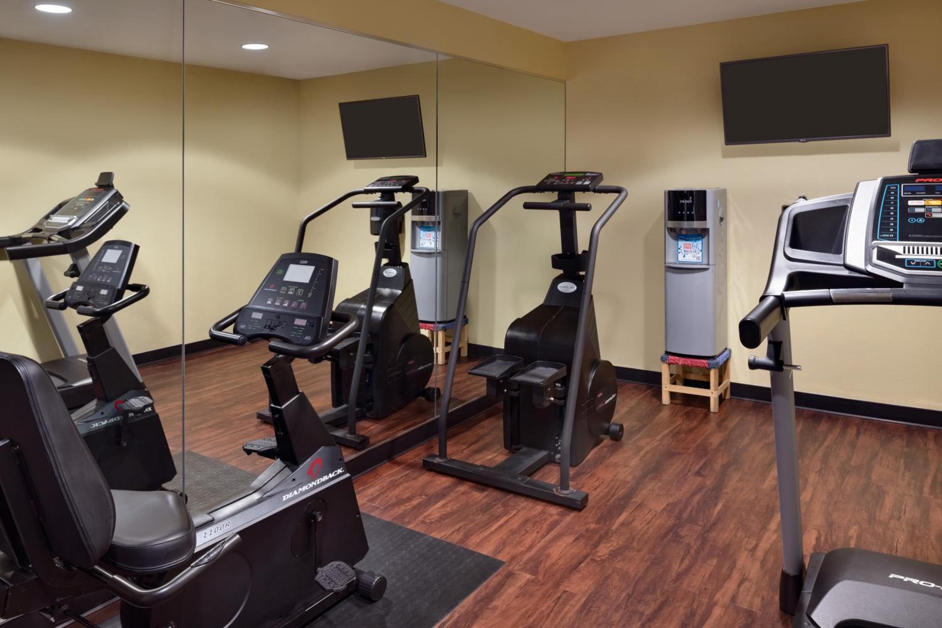 Hawthorn Extended Stay by Wyndham Milwaukee Airport