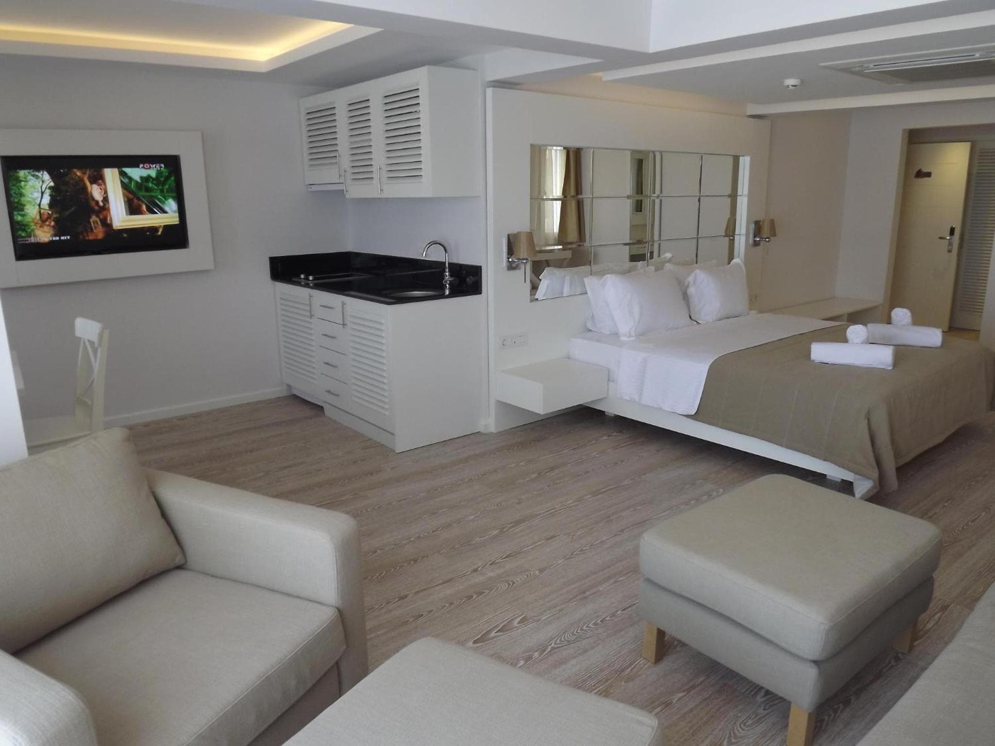 Alesta Yacht Hotel