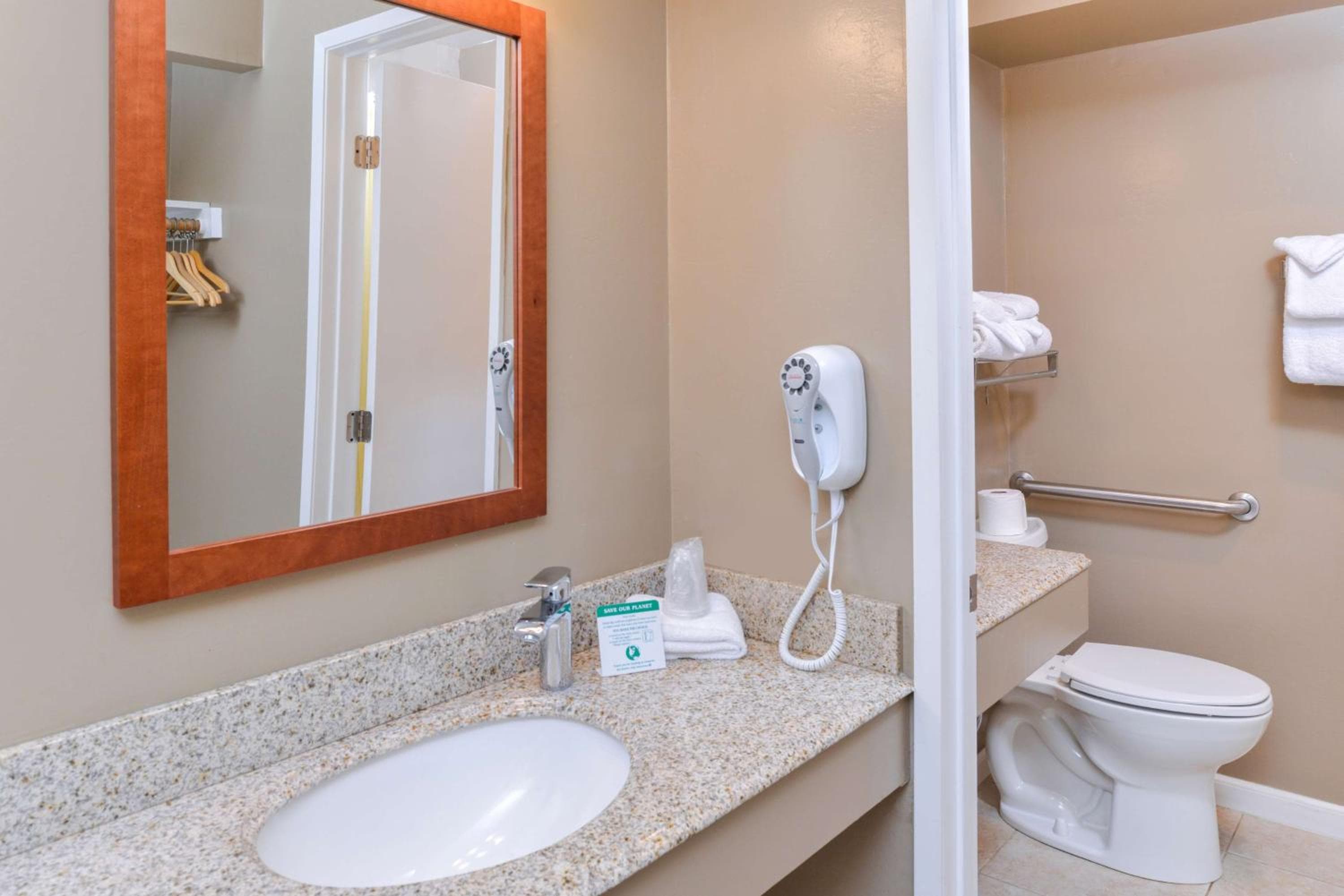 Svendsgaard's Lodge- Americas Best Value Inn & Suites