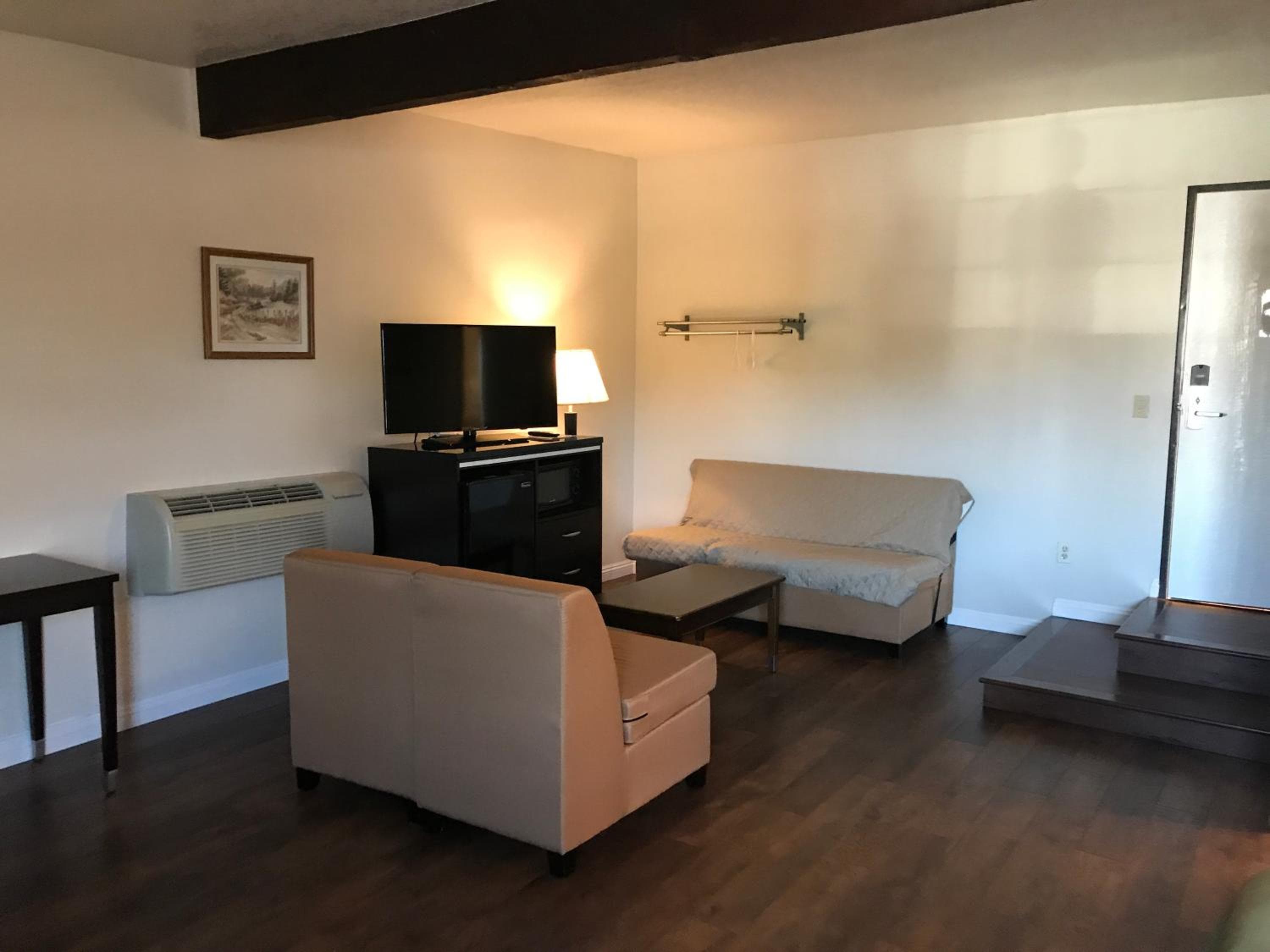 Manhattan Inn & Suites