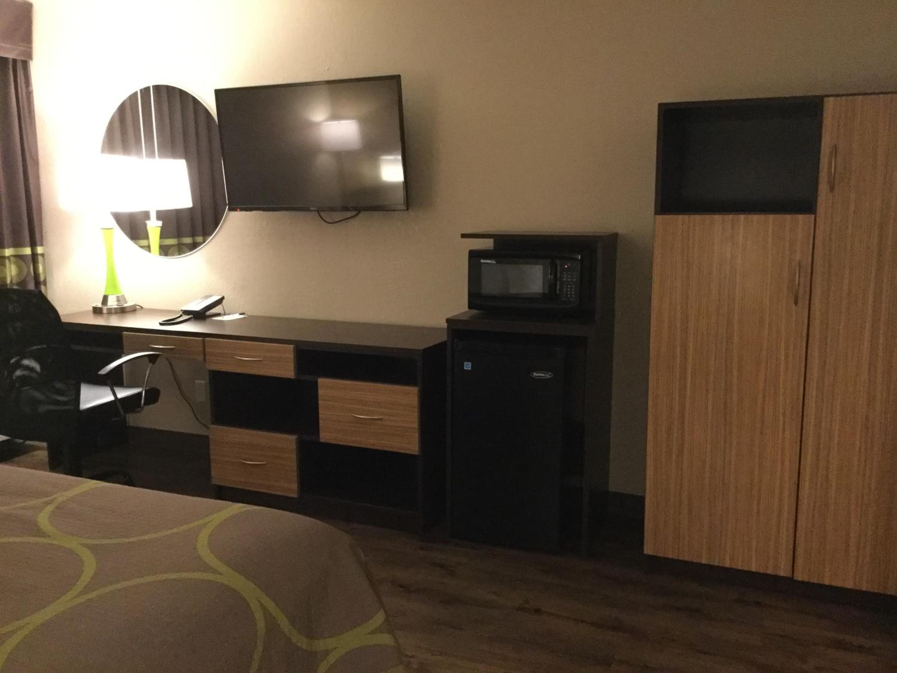 Super 8 by Wyndham South Holland