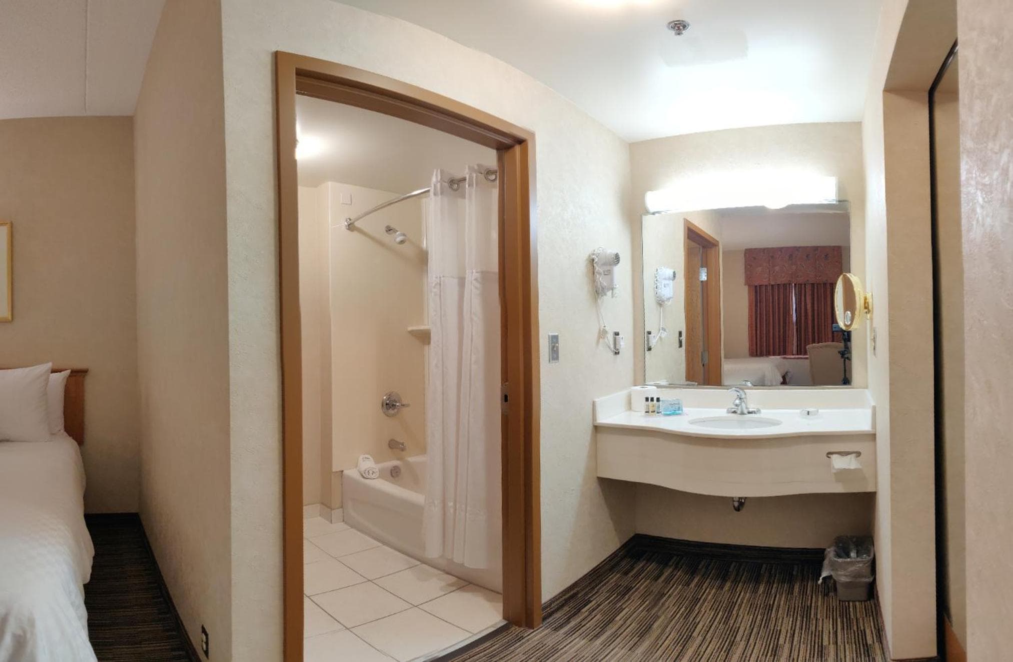 Humphry Inn and Suites