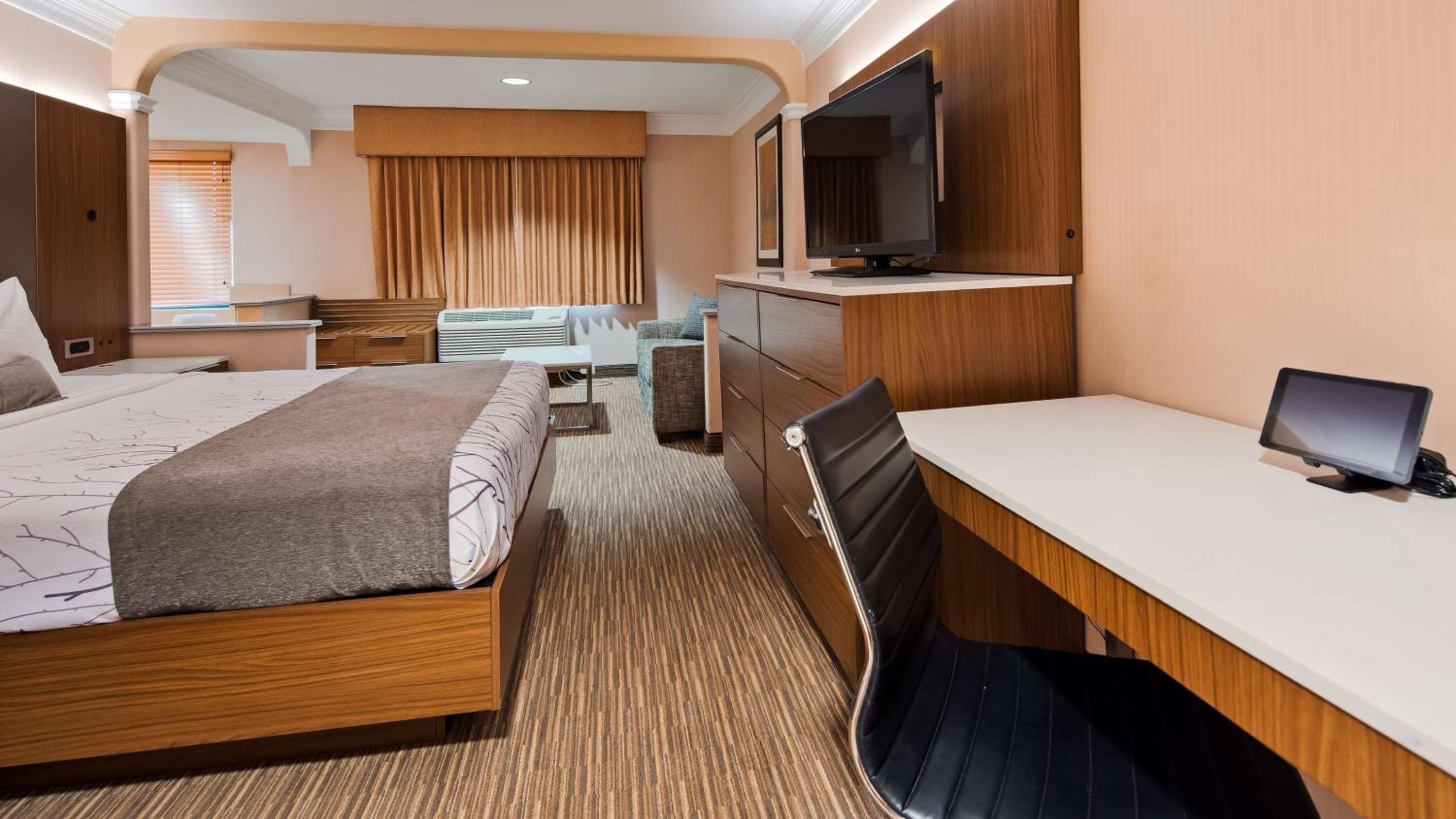 Best Western Plus Suites Hotel - LAX Airport LA Stadium