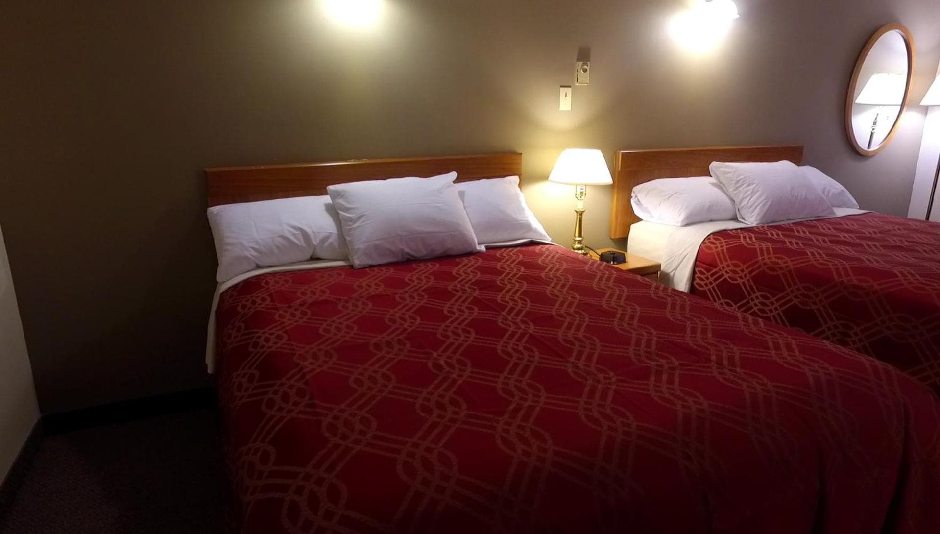 Econo Lodge Inn & Suites