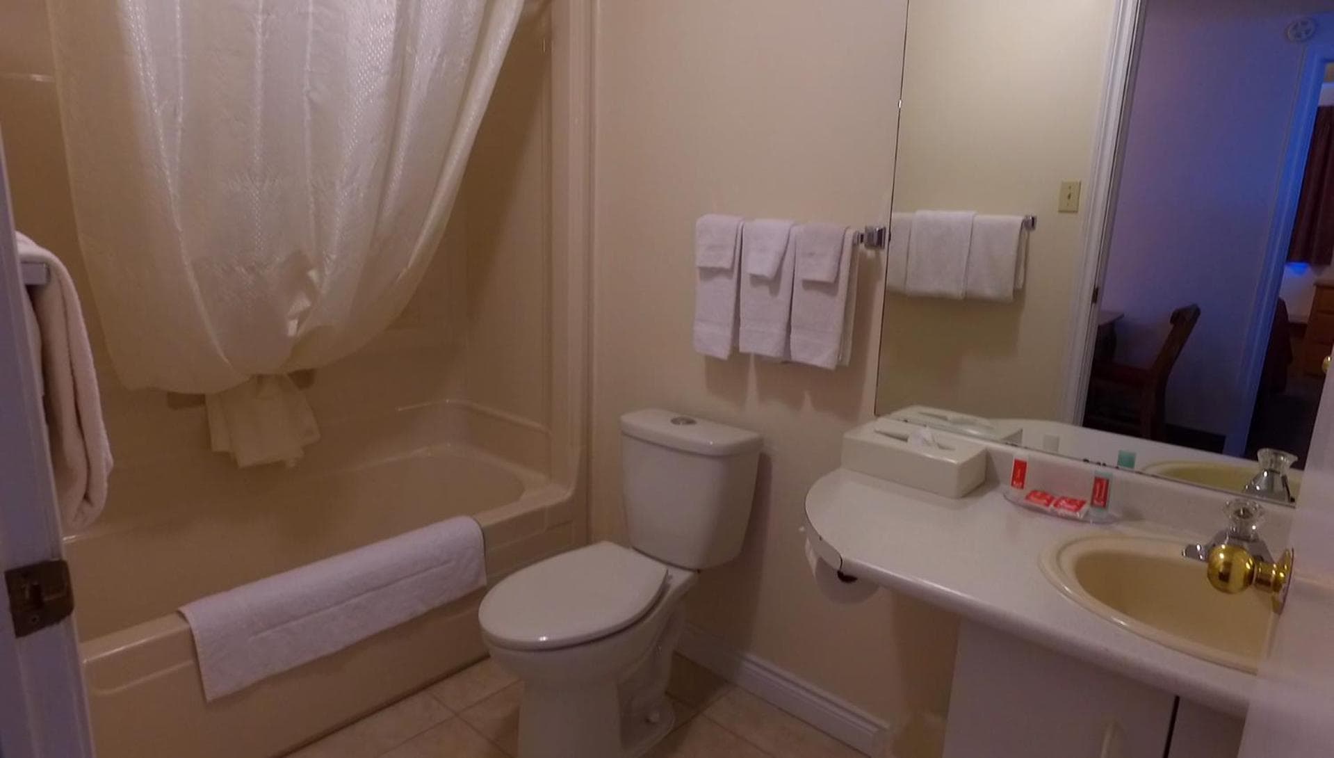 Econo Lodge Inn & Suites