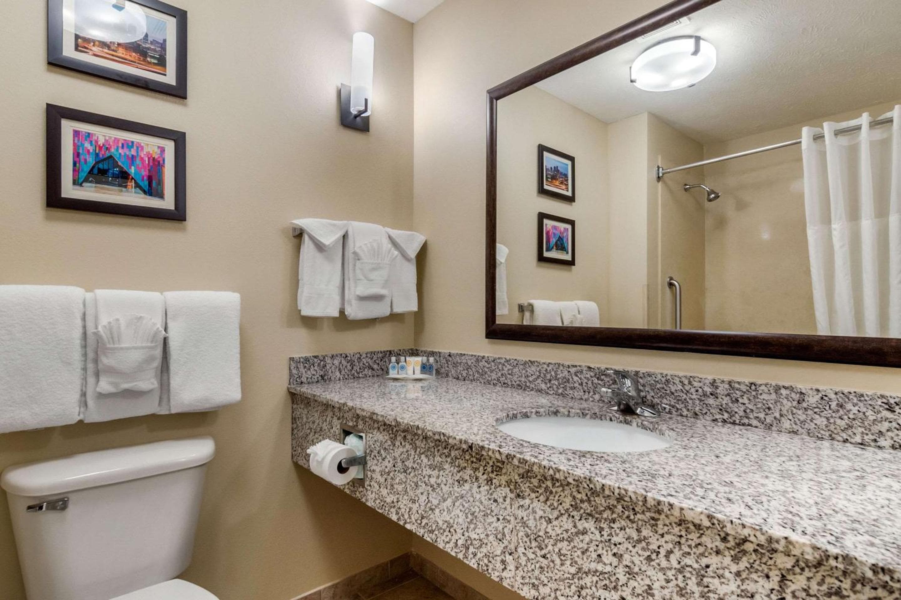 Comfort Suites Speedway - Kansas City