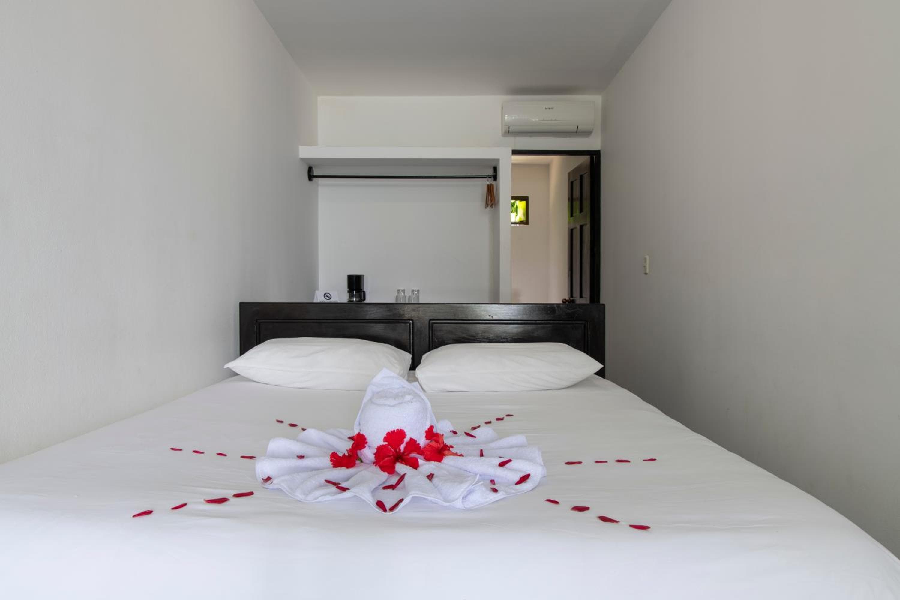 El Faro Containers Beach Hotel