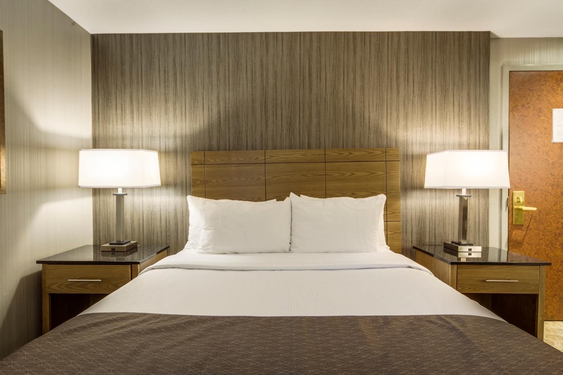 Monte Carlo Inn Airport Suites