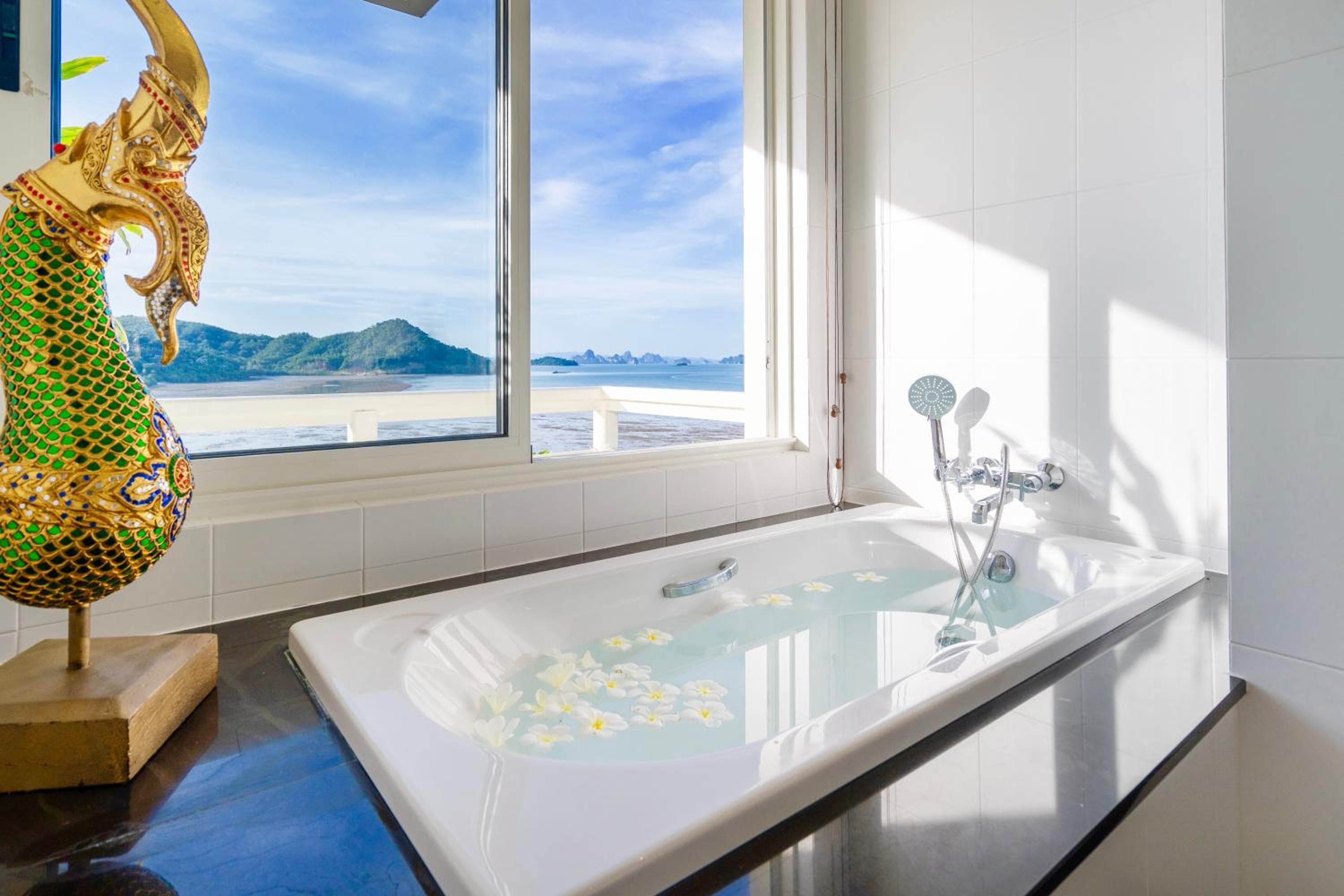 D-Lux Amazing 5 bed sea view villa