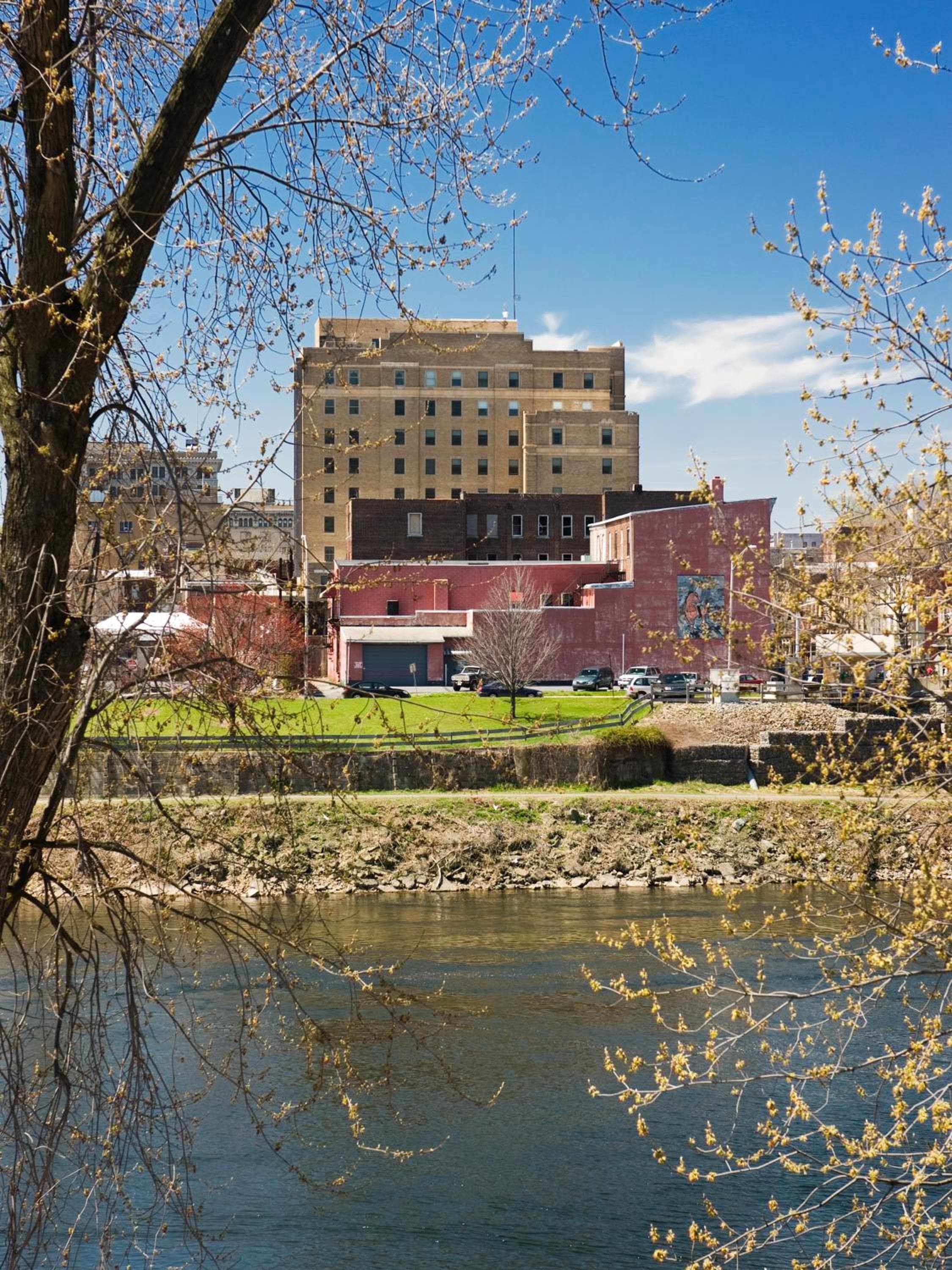Grand Eastonian Hotel & Suites