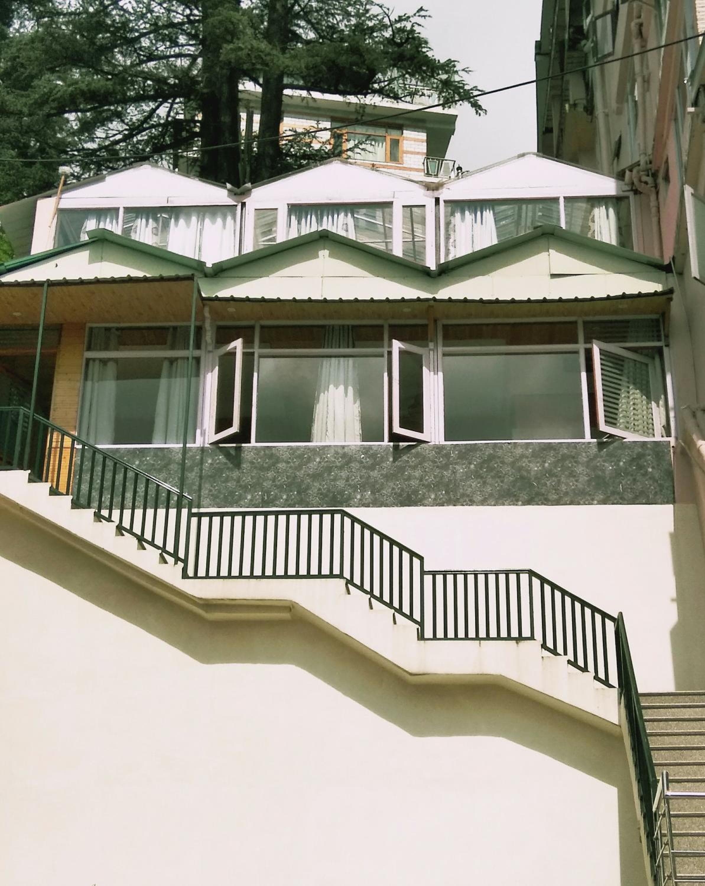 Hotel Lords Regency - Connected to Mall Road