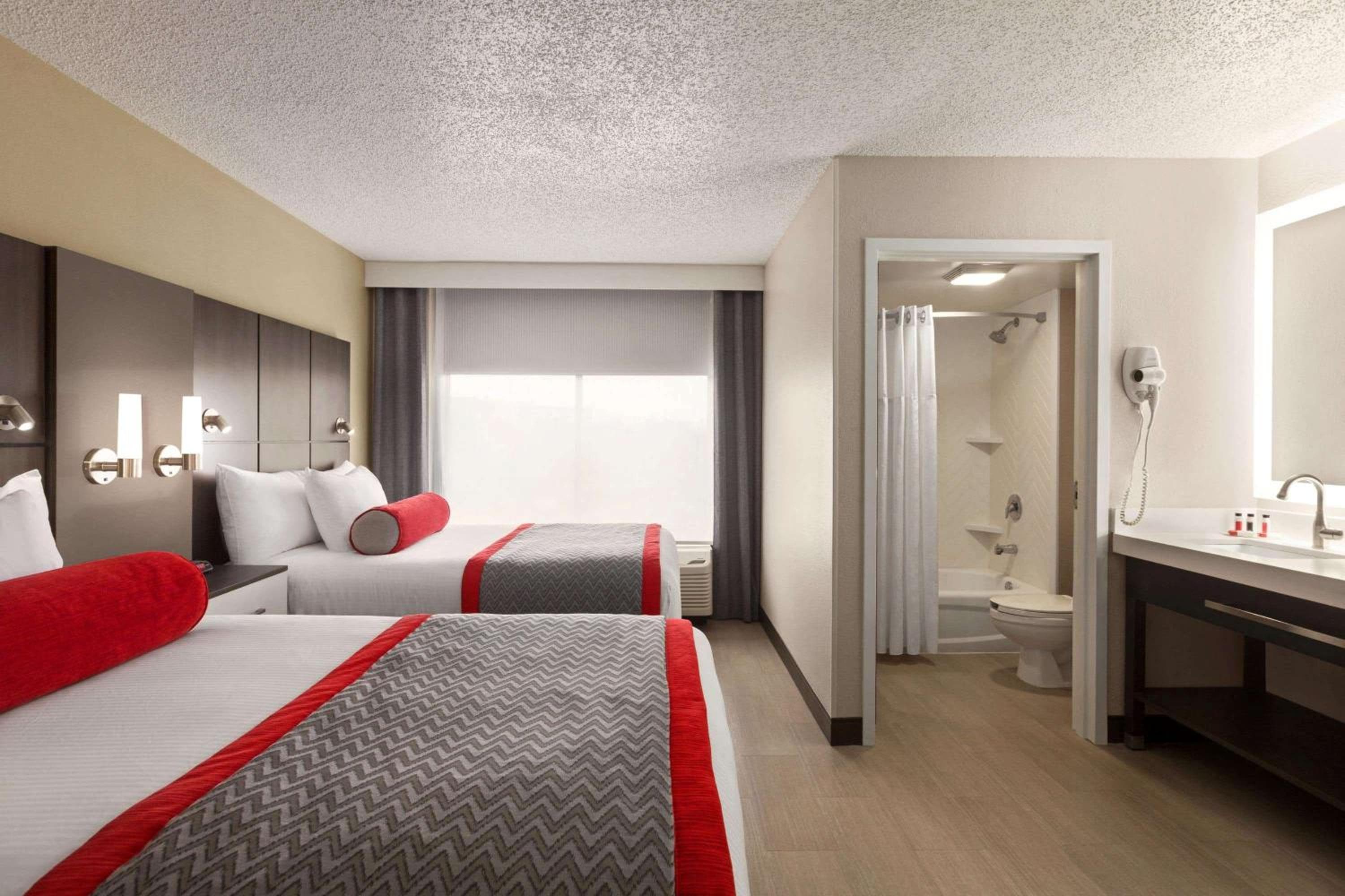 Ramada by Wyndham Suites Orlando Airport- Free Airport Shuttle