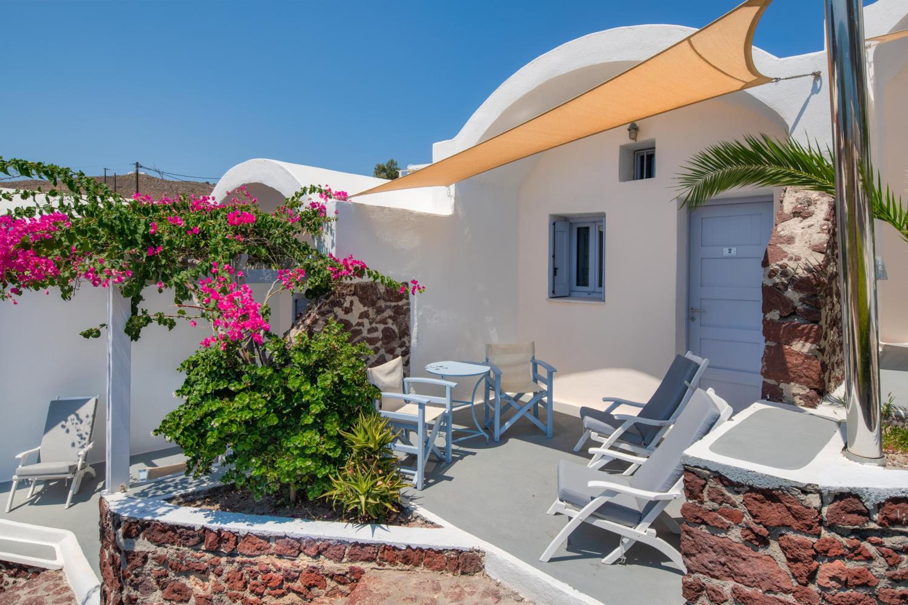 Akrotiri Hotel