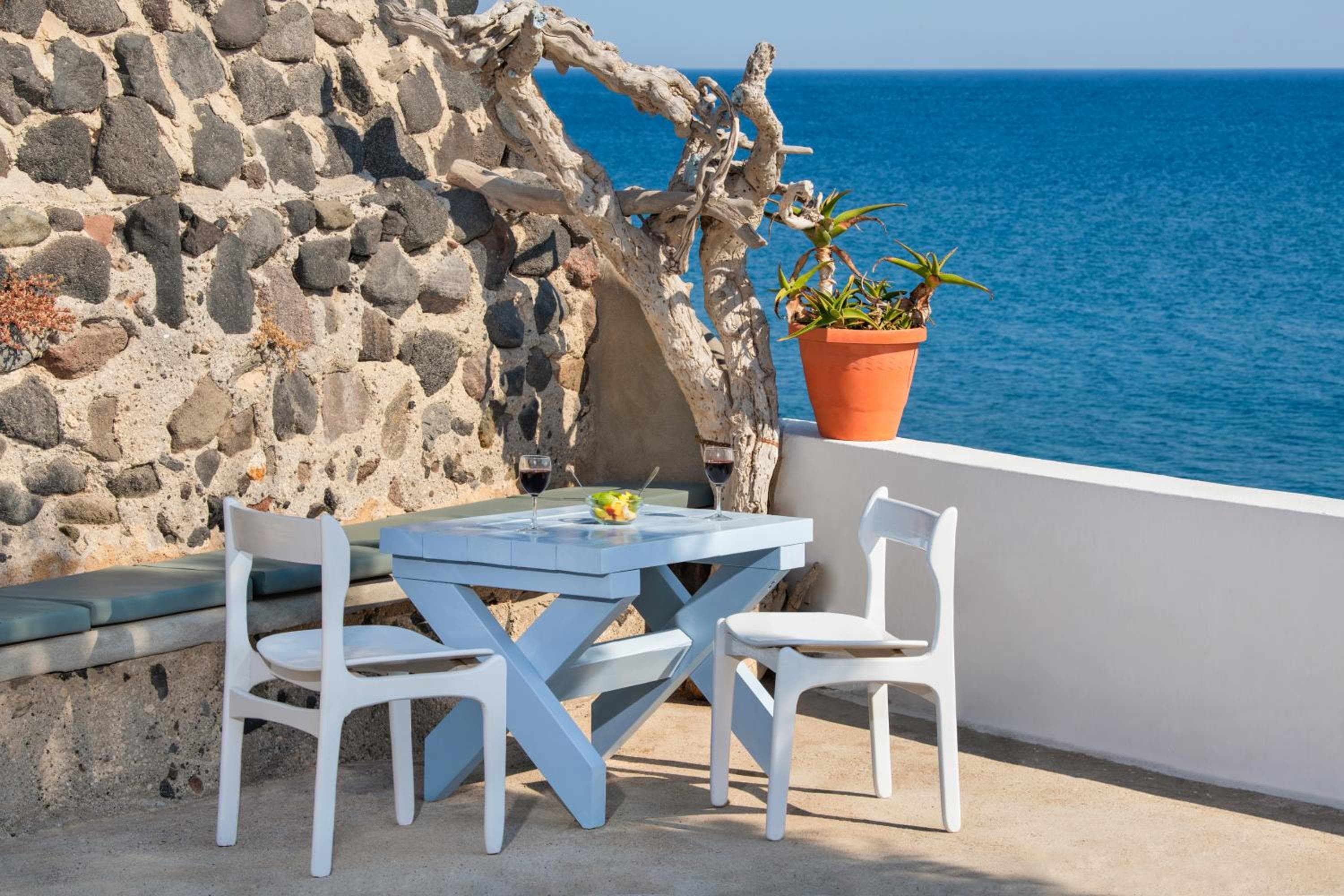 Akrotiri Hotel