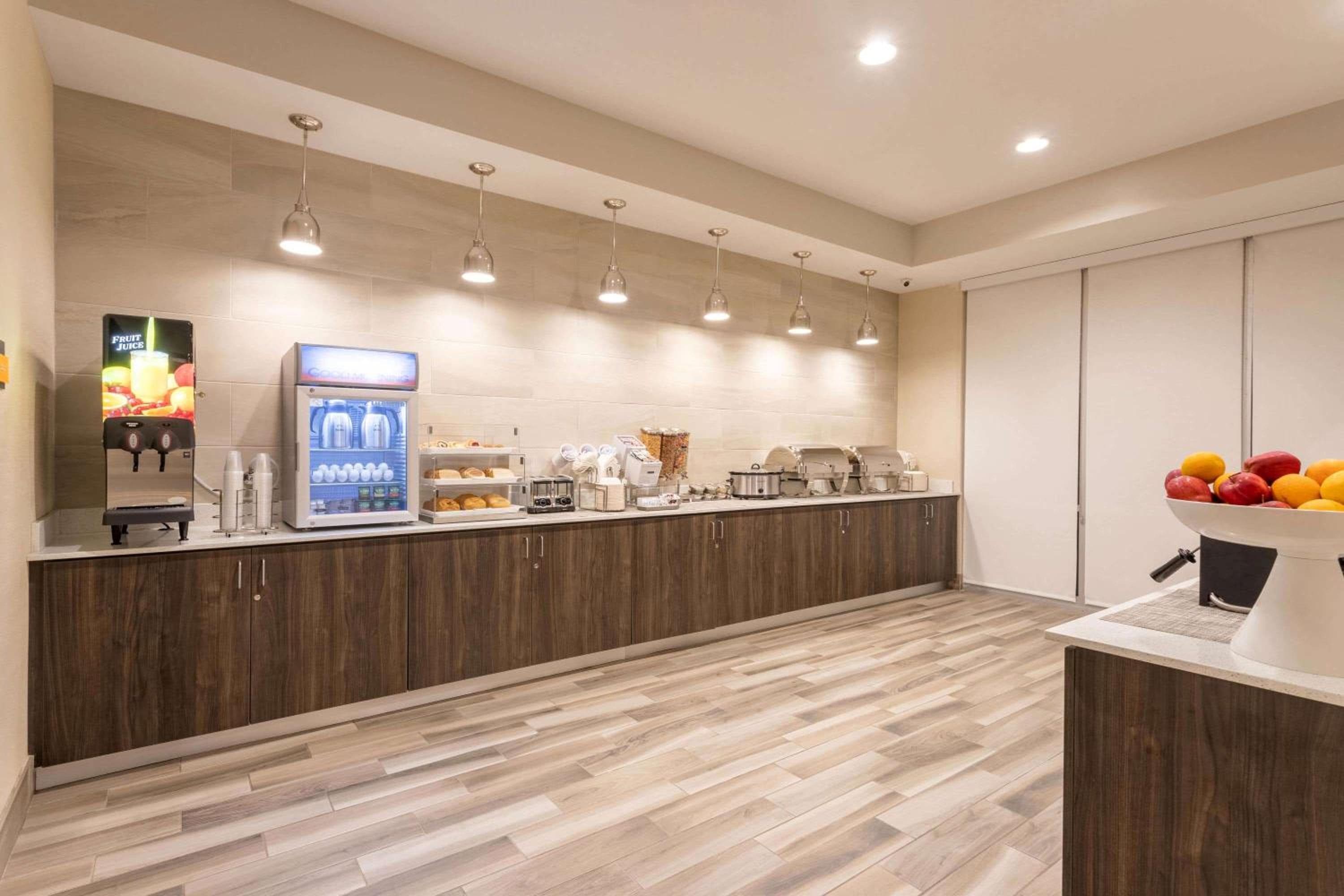 La Quinta Inn and Suites by Wyndham Bloomington