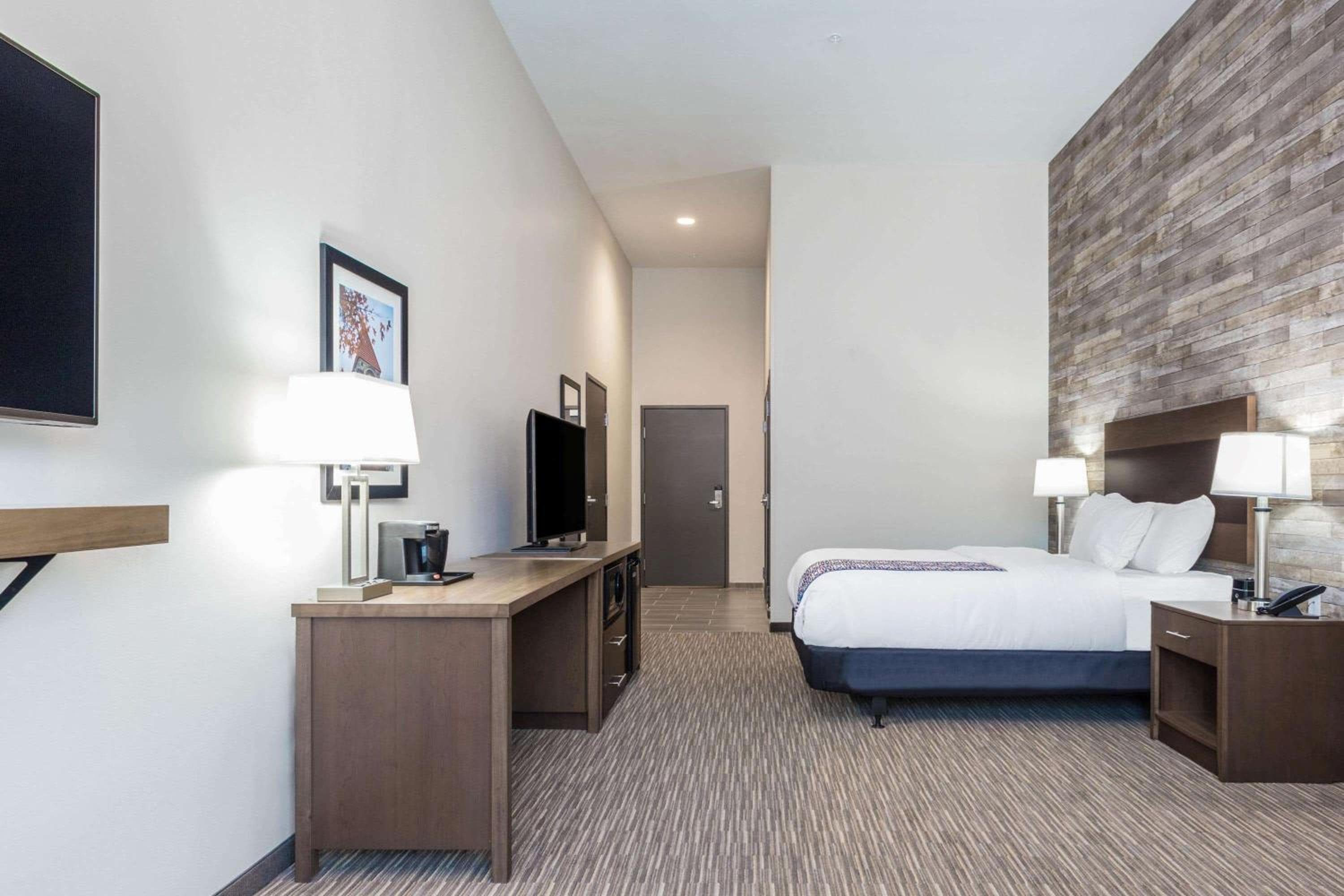 La Quinta Inn and Suites by Wyndham Bloomington