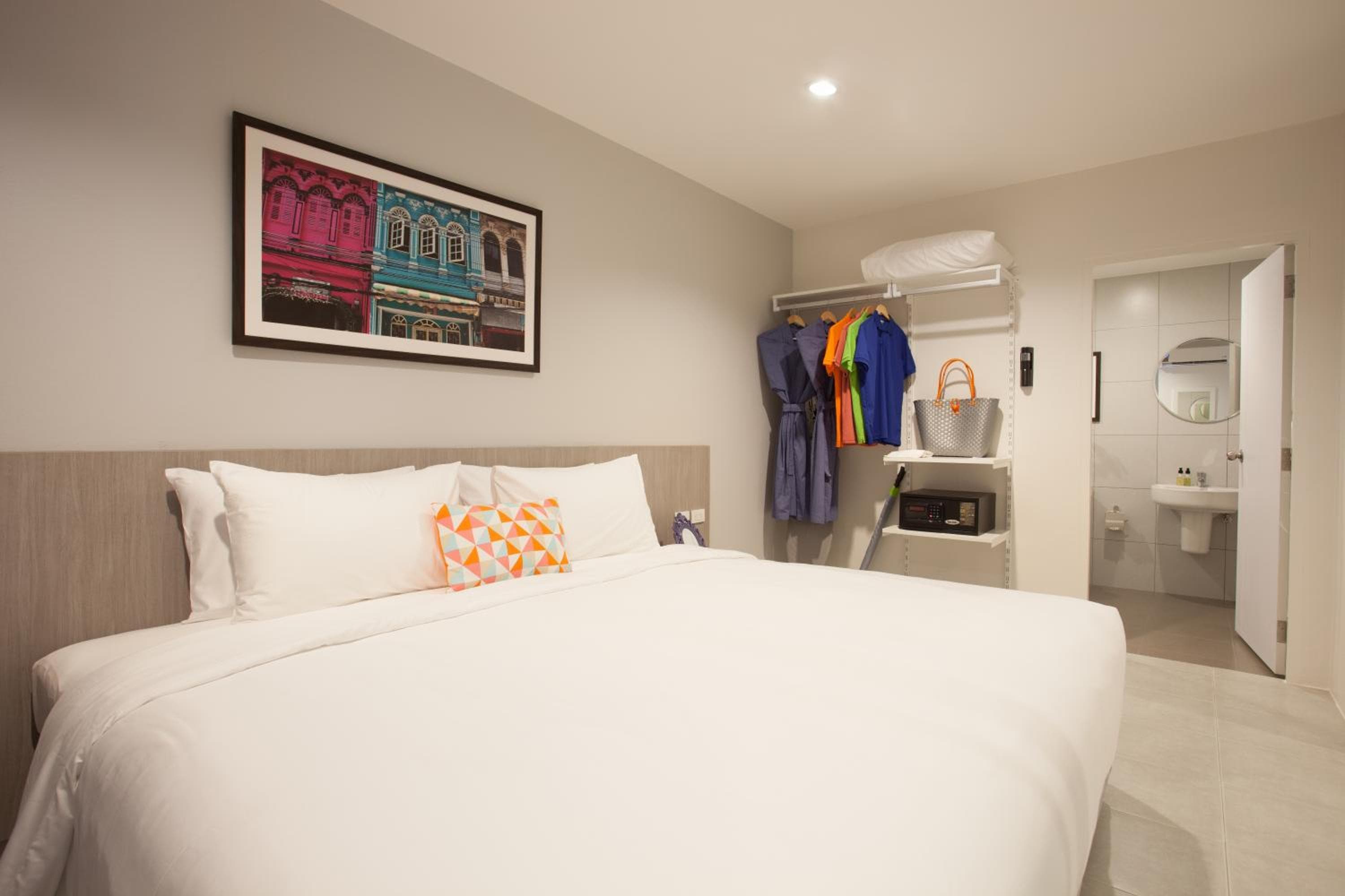 Recenta Suite Phuket Suanluang