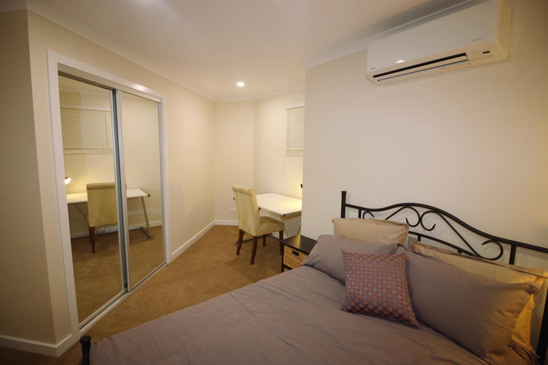 Silver House - Melbourne Airport Accommodation - 7 Minutes from Melbourne Airport