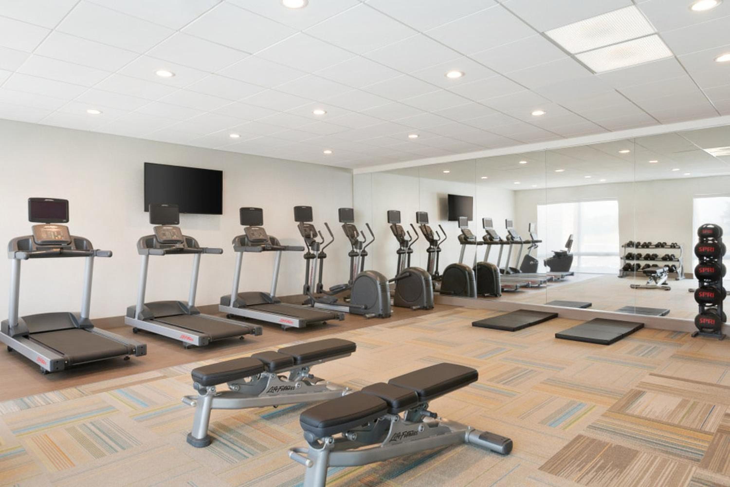 Holiday Inn Express & Suites - Cincinnati NE - Red Bank Road by IHG