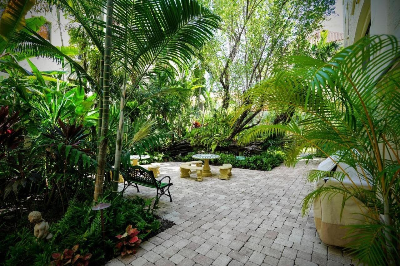 Hemingway Suites at Palm Beach Hotel Island