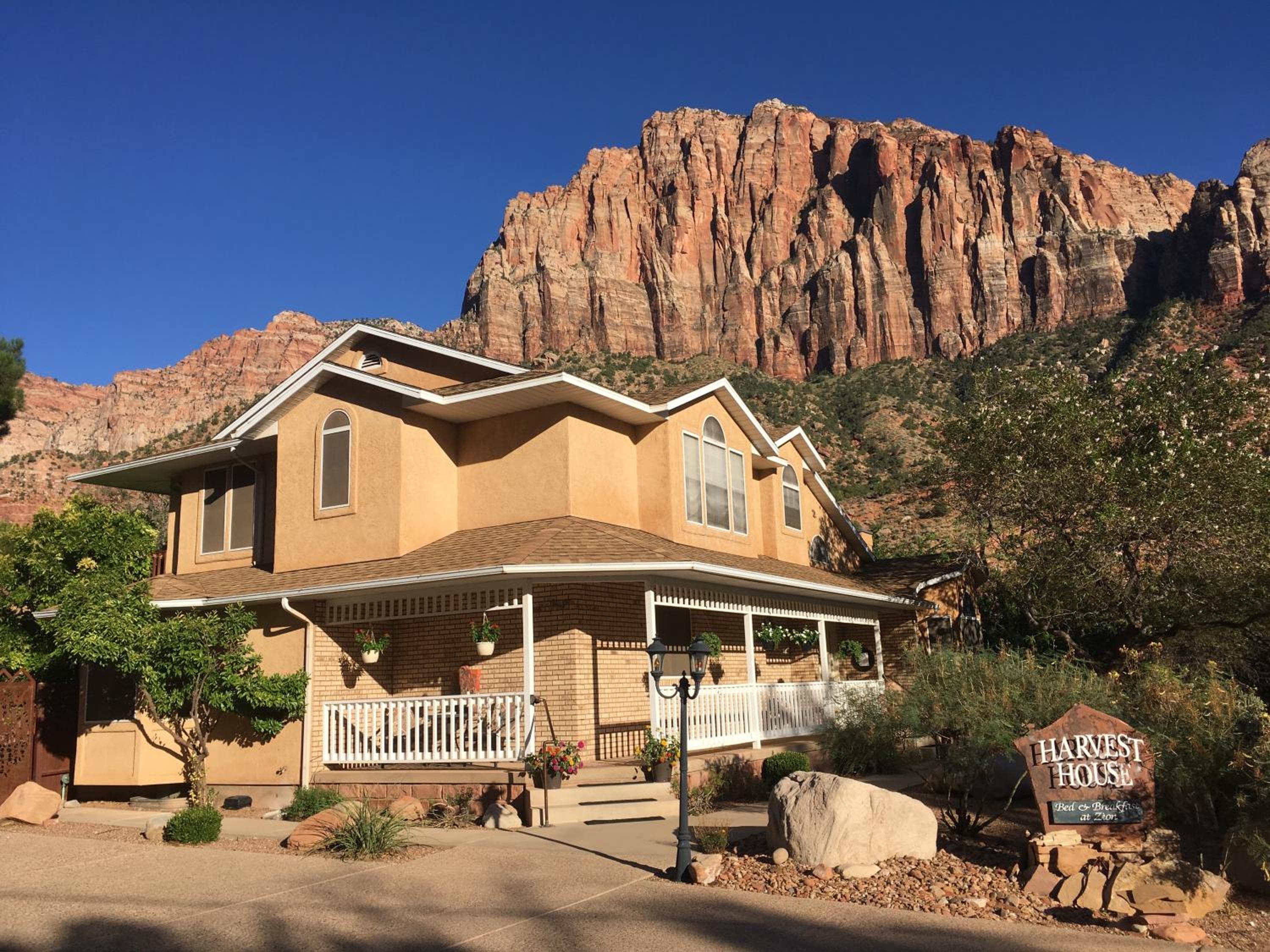 Harvest House Inn