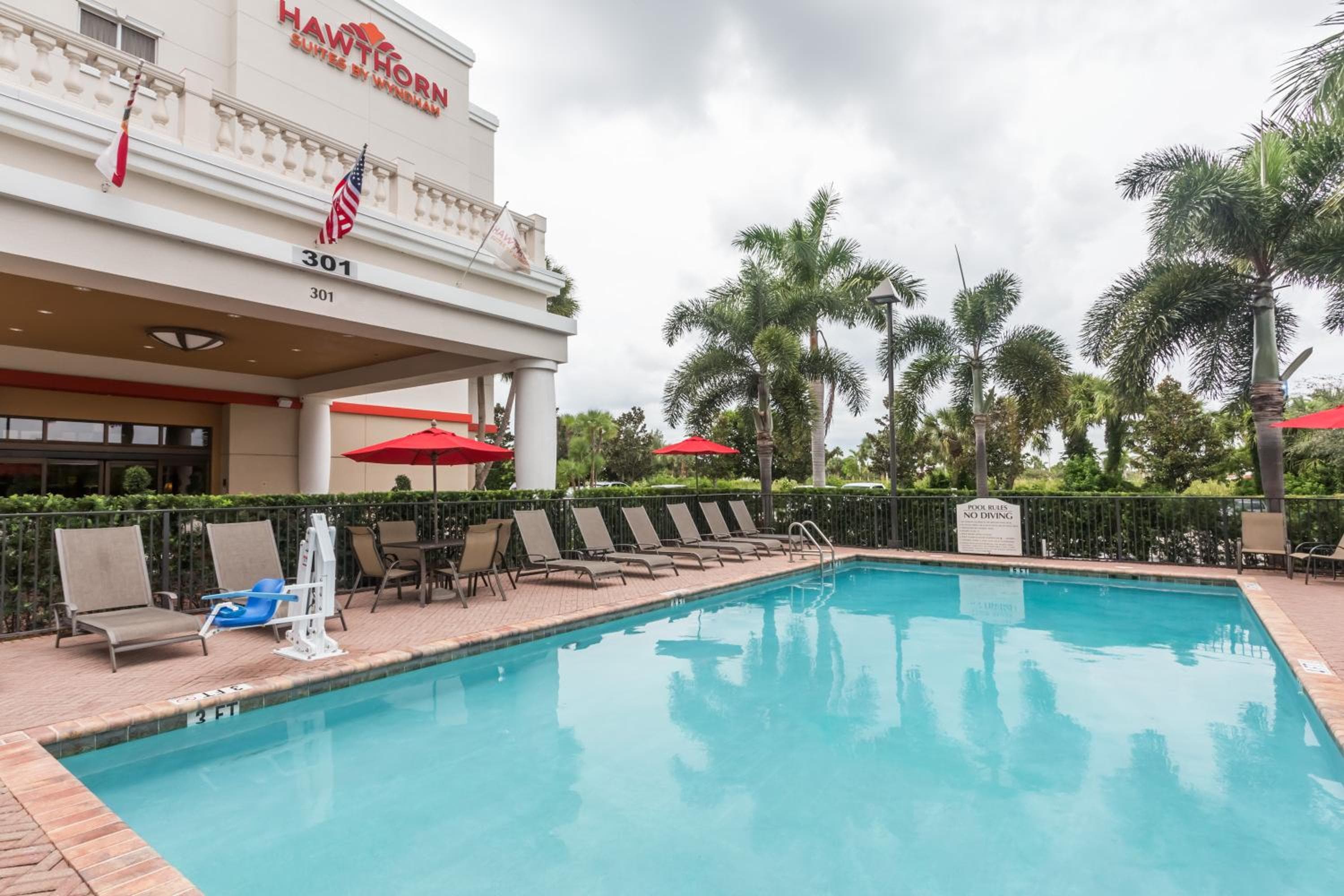 Hawthorn Extended Stay by Wyndham West Palm Beach Airport