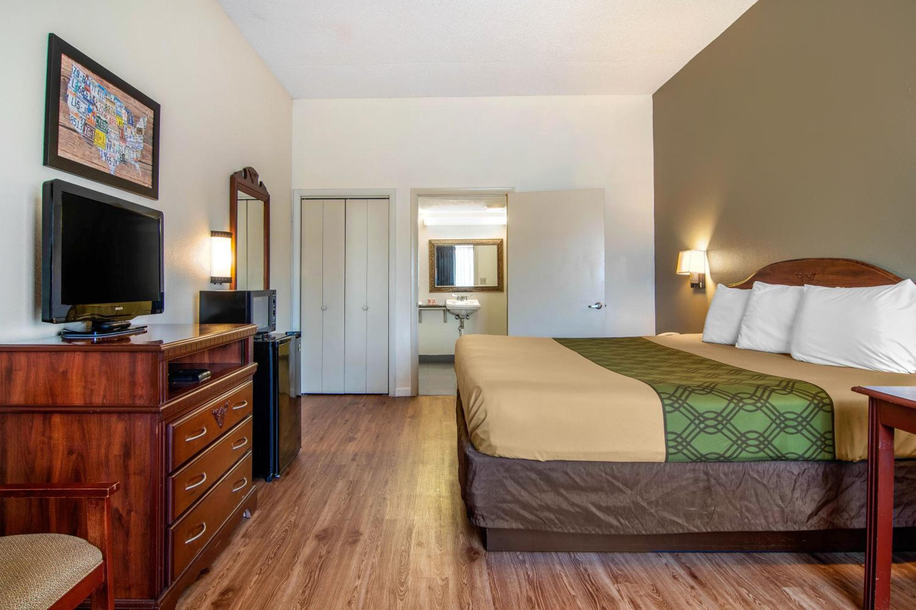 Econo Lodge Inn & Suites
