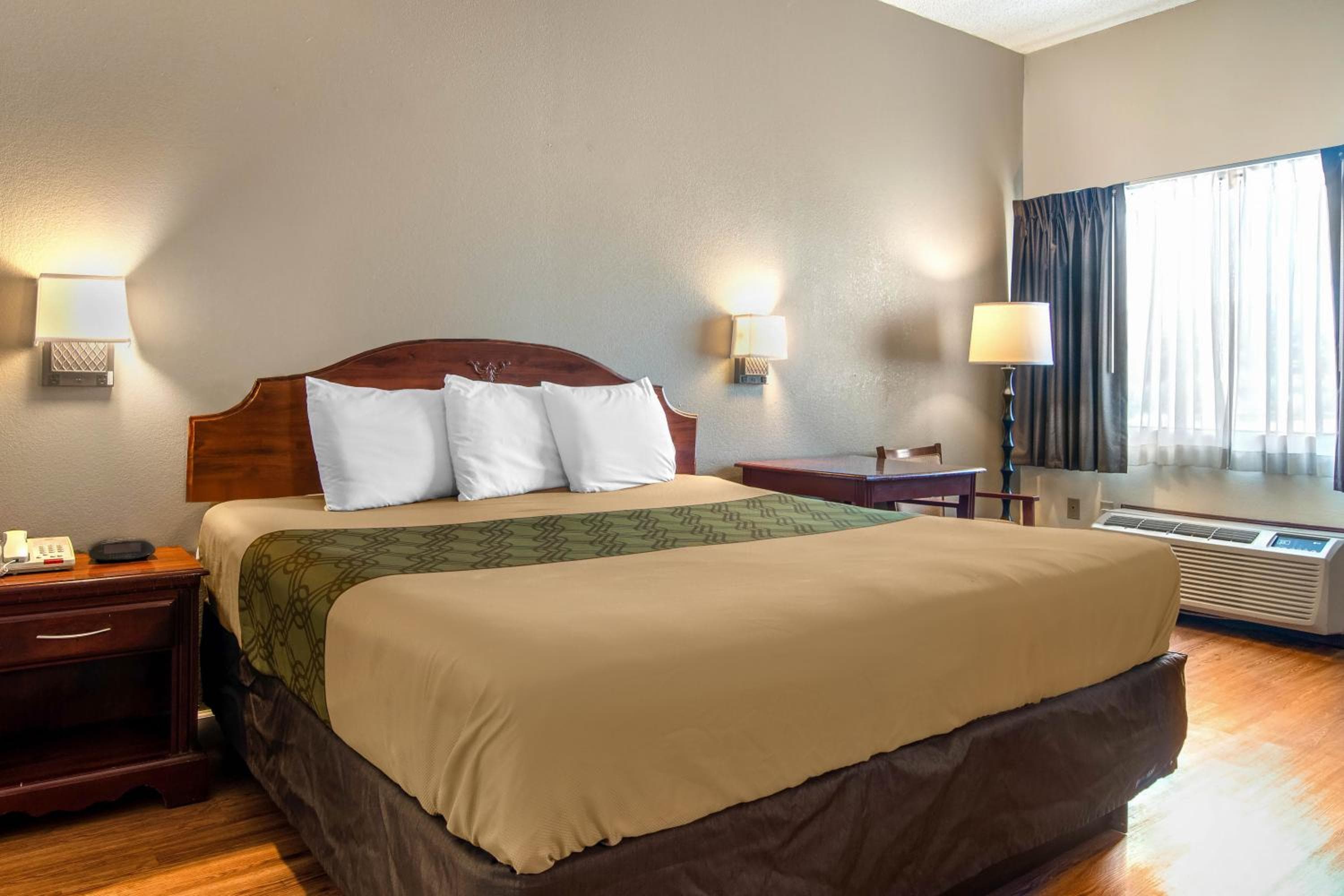 Econo Lodge Inn & Suites