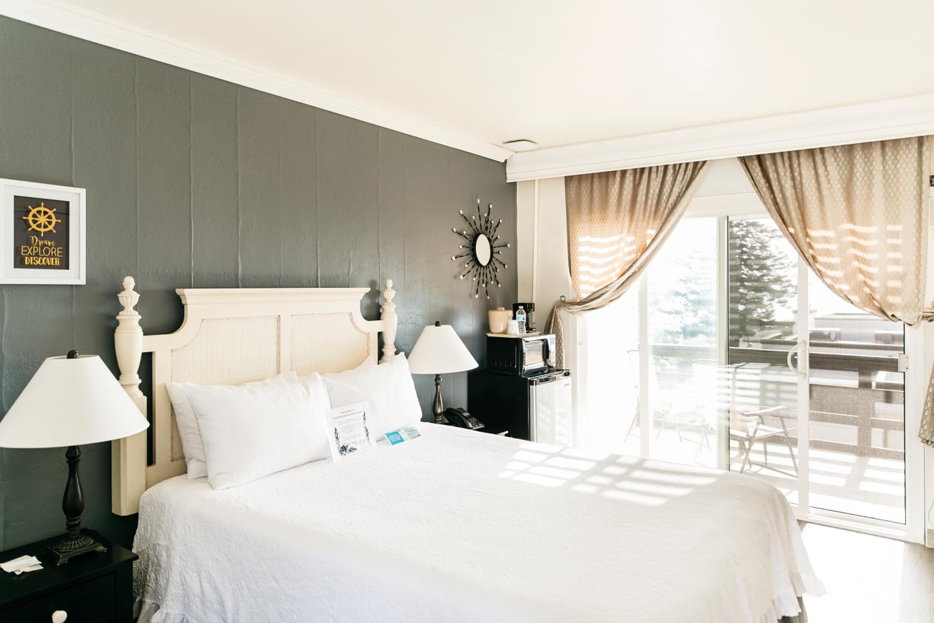 Seaside Laguna Inn & Suites