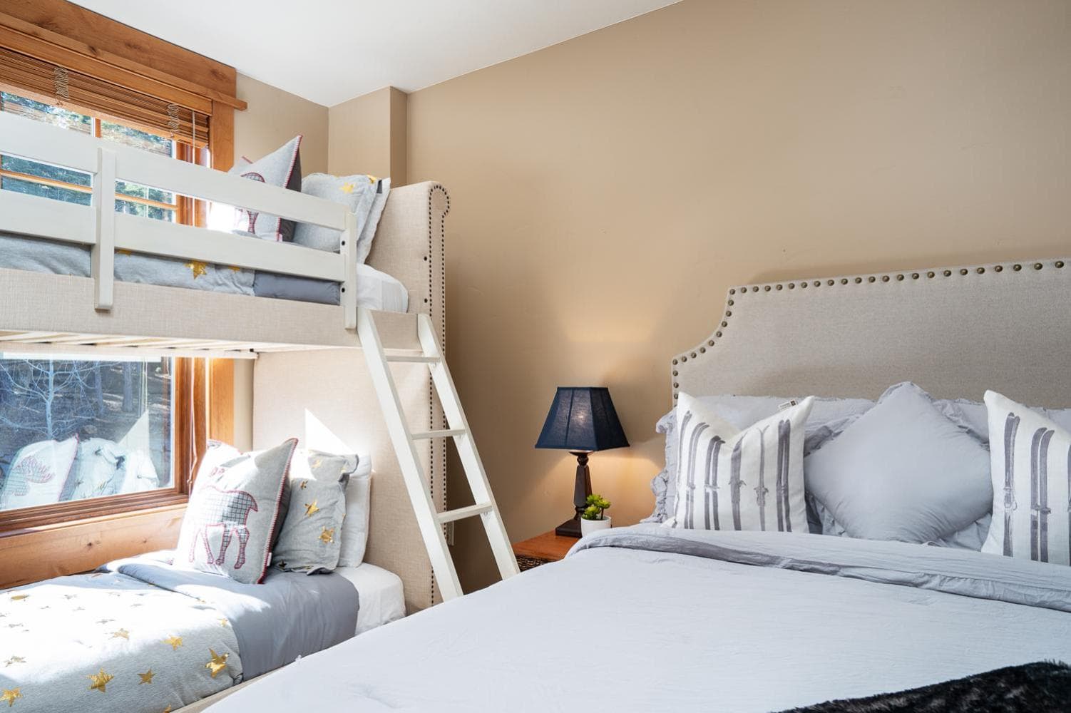 Cozy ski-in/ski-out Northstar Village Residence - Big Horn 408