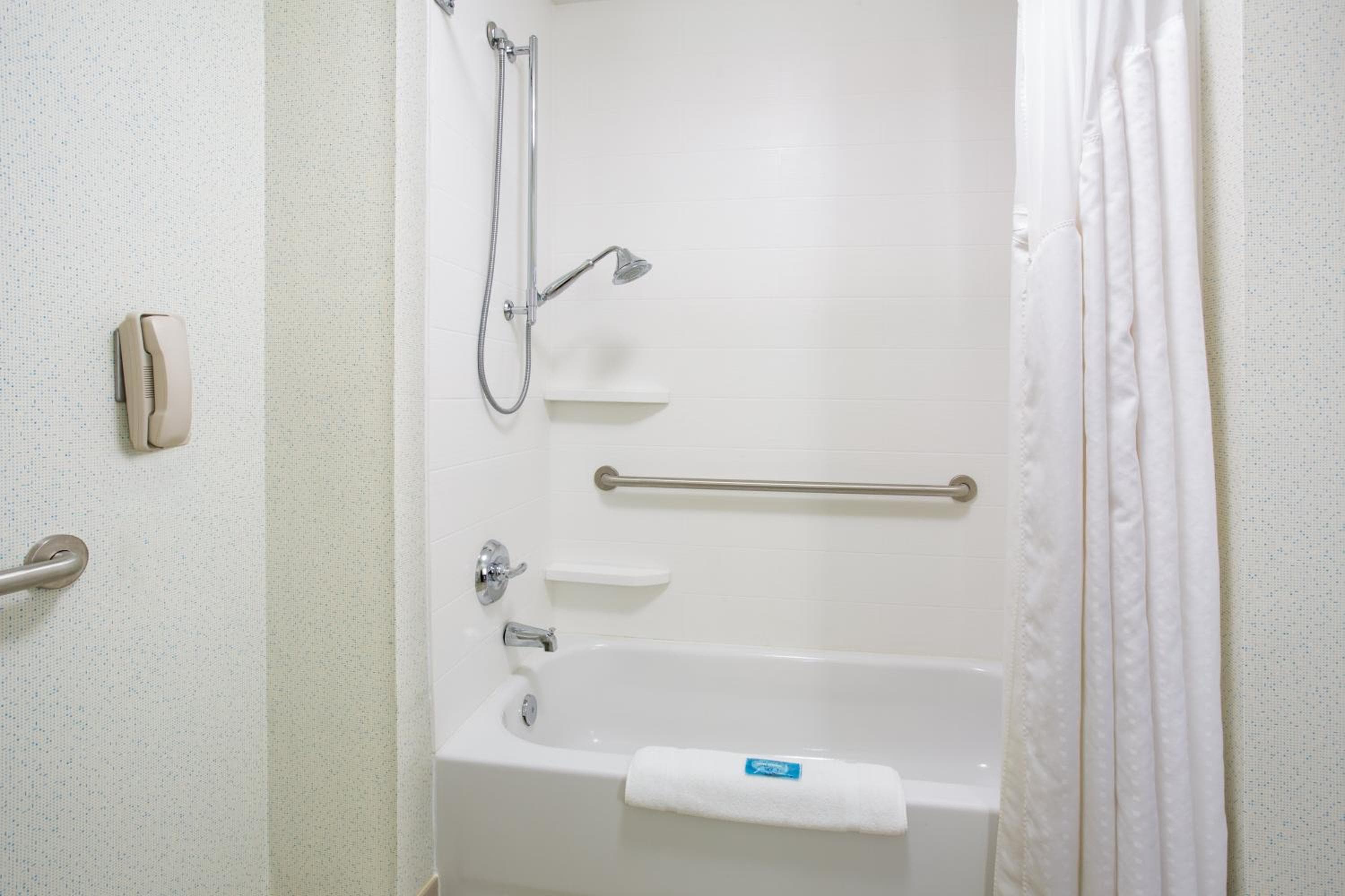 Holiday Inn Express Kansas City - at the Legends! by IHG