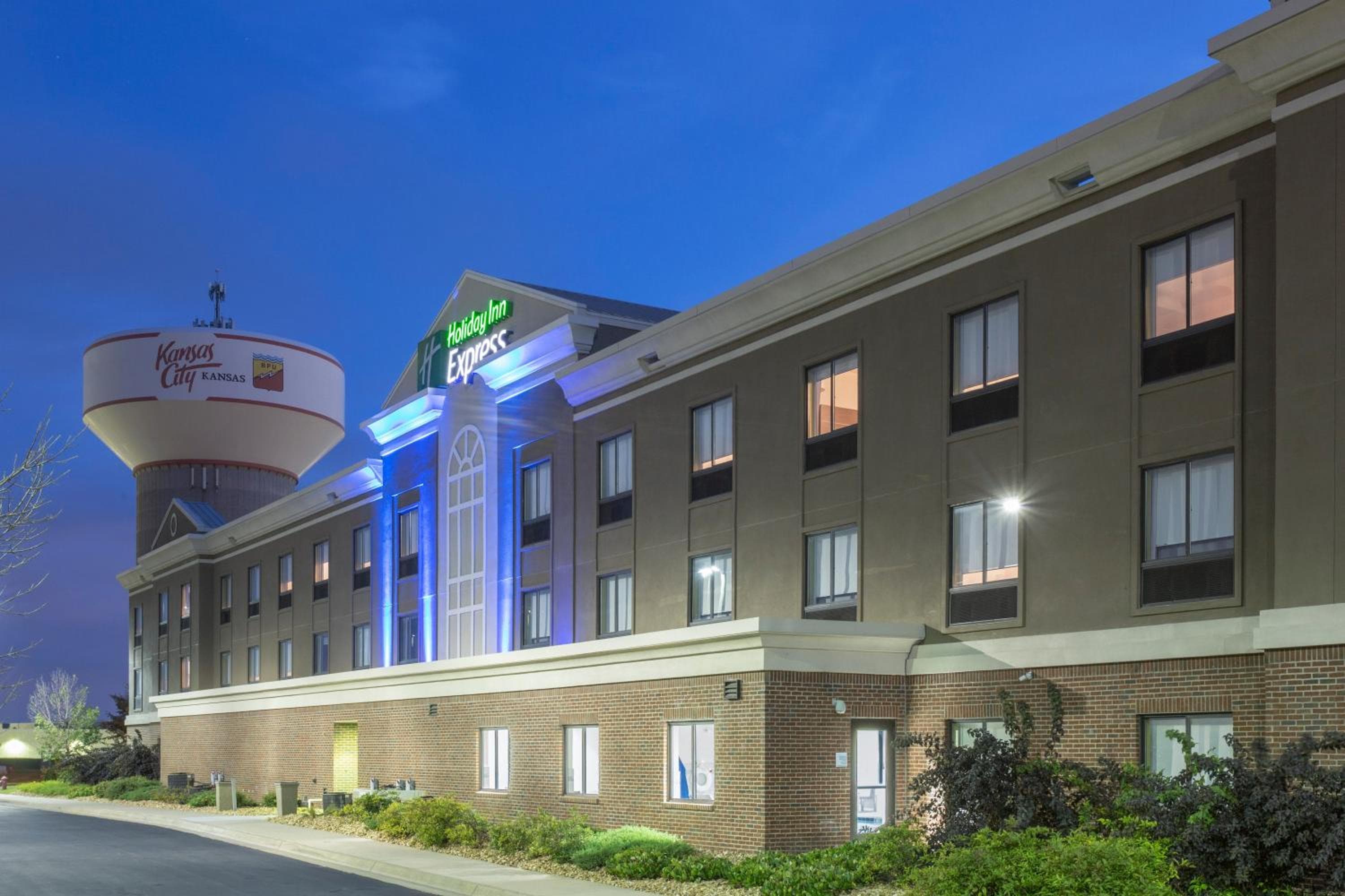 Holiday Inn Express Kansas City - at the Legends! by IHG