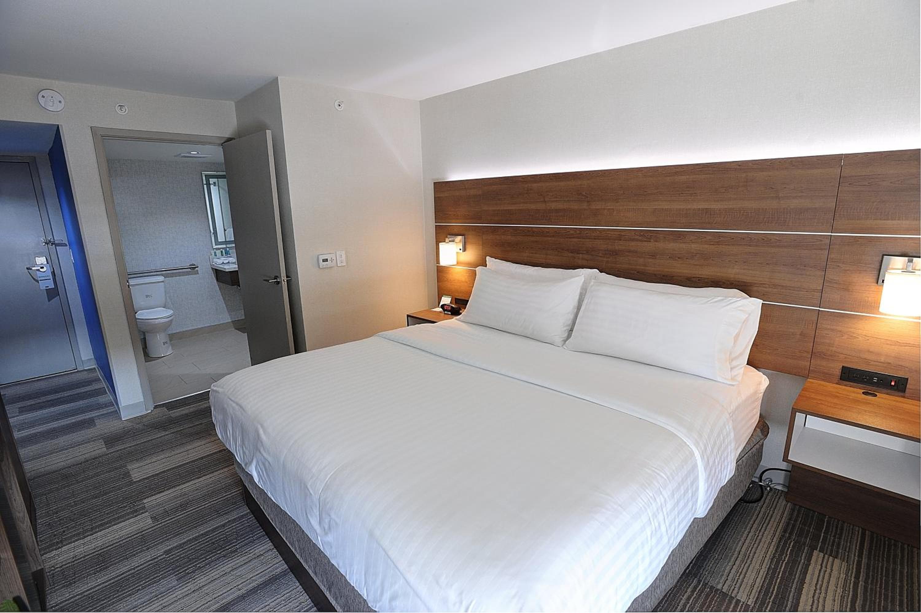 Holiday Inn Express & Suites Toronto Airport West by IHG