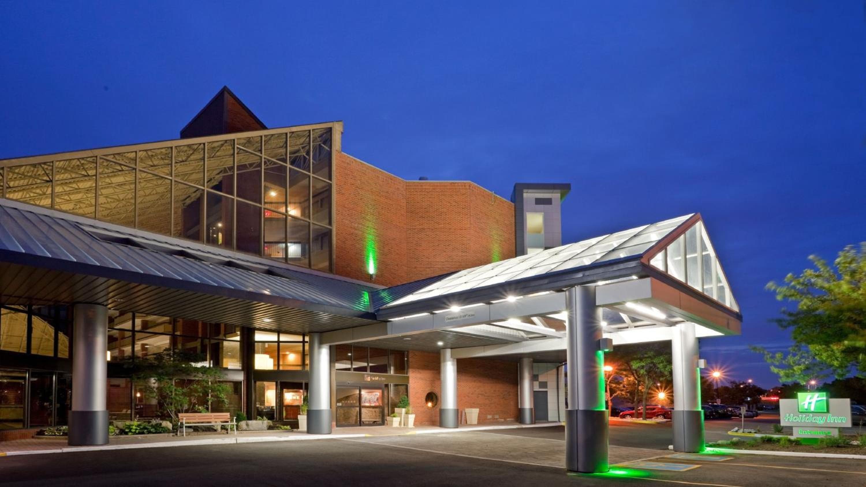 Holiday Inn Oakville Centre by IHG