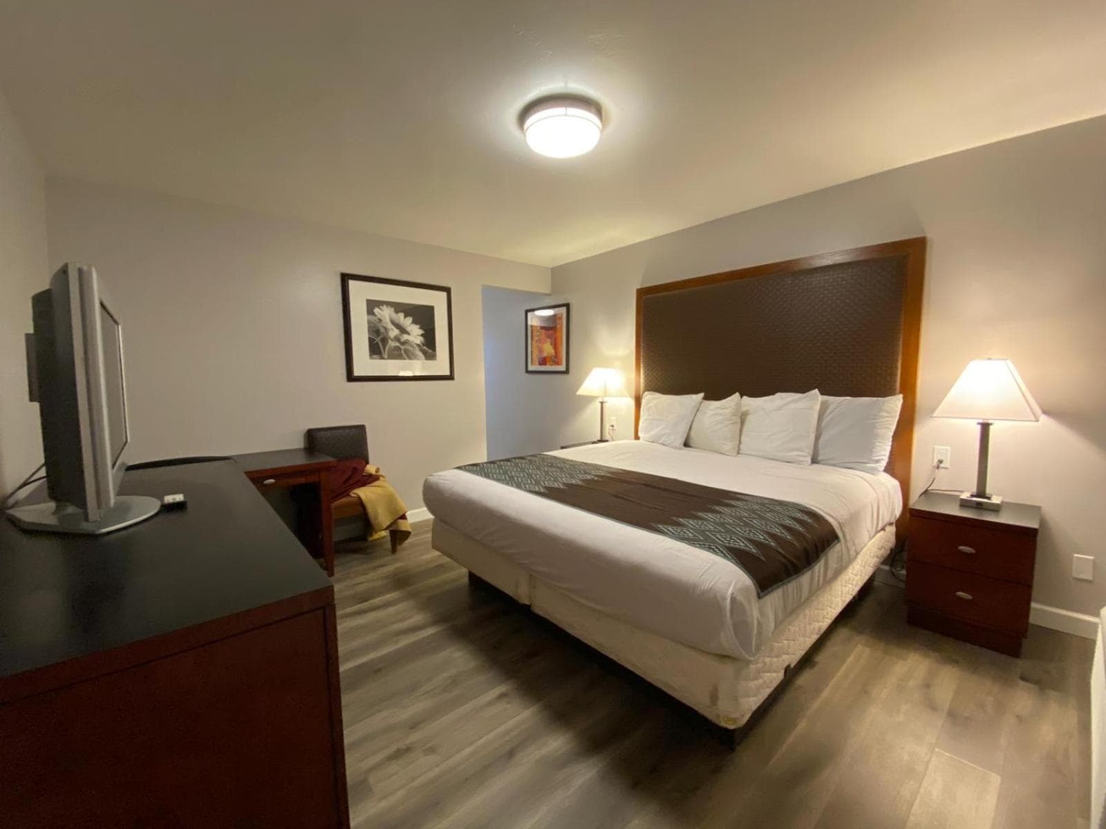 Colonial Motel