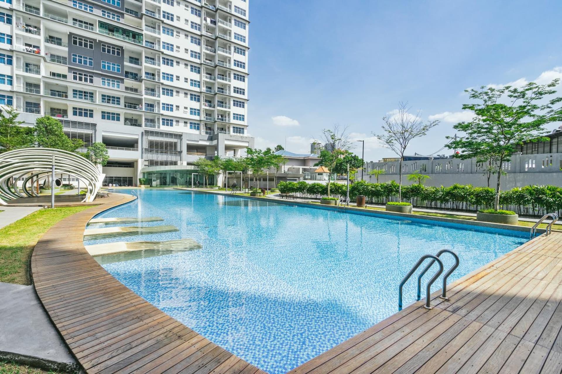 Puchong Skypod Residence, 1-5 pax with Balcony Unit, Walking Distance to IOI Mall, 10min Drive to Sunway