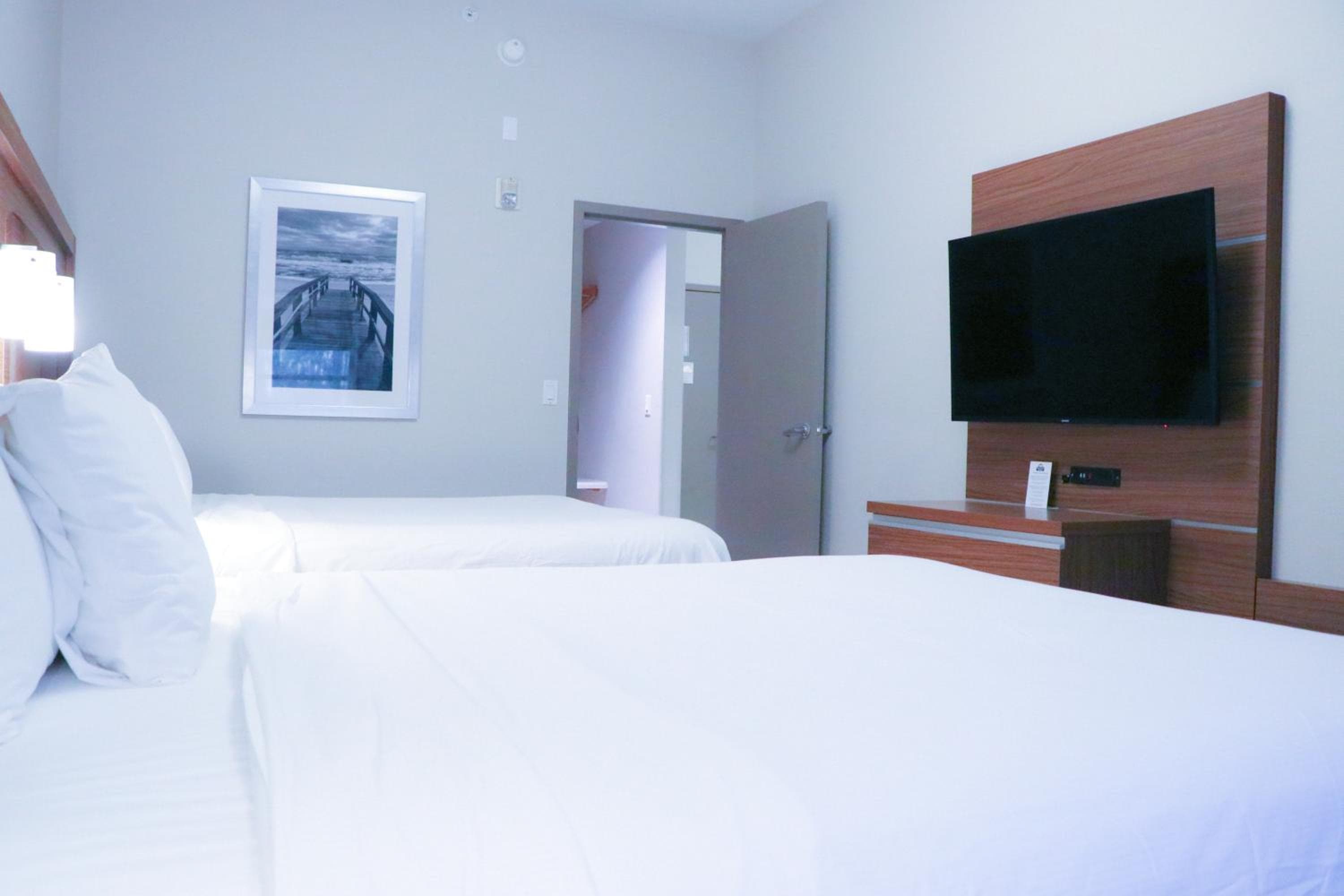 Days Inn & Suites by Wyndham Fort Myers Near JetBlue Park