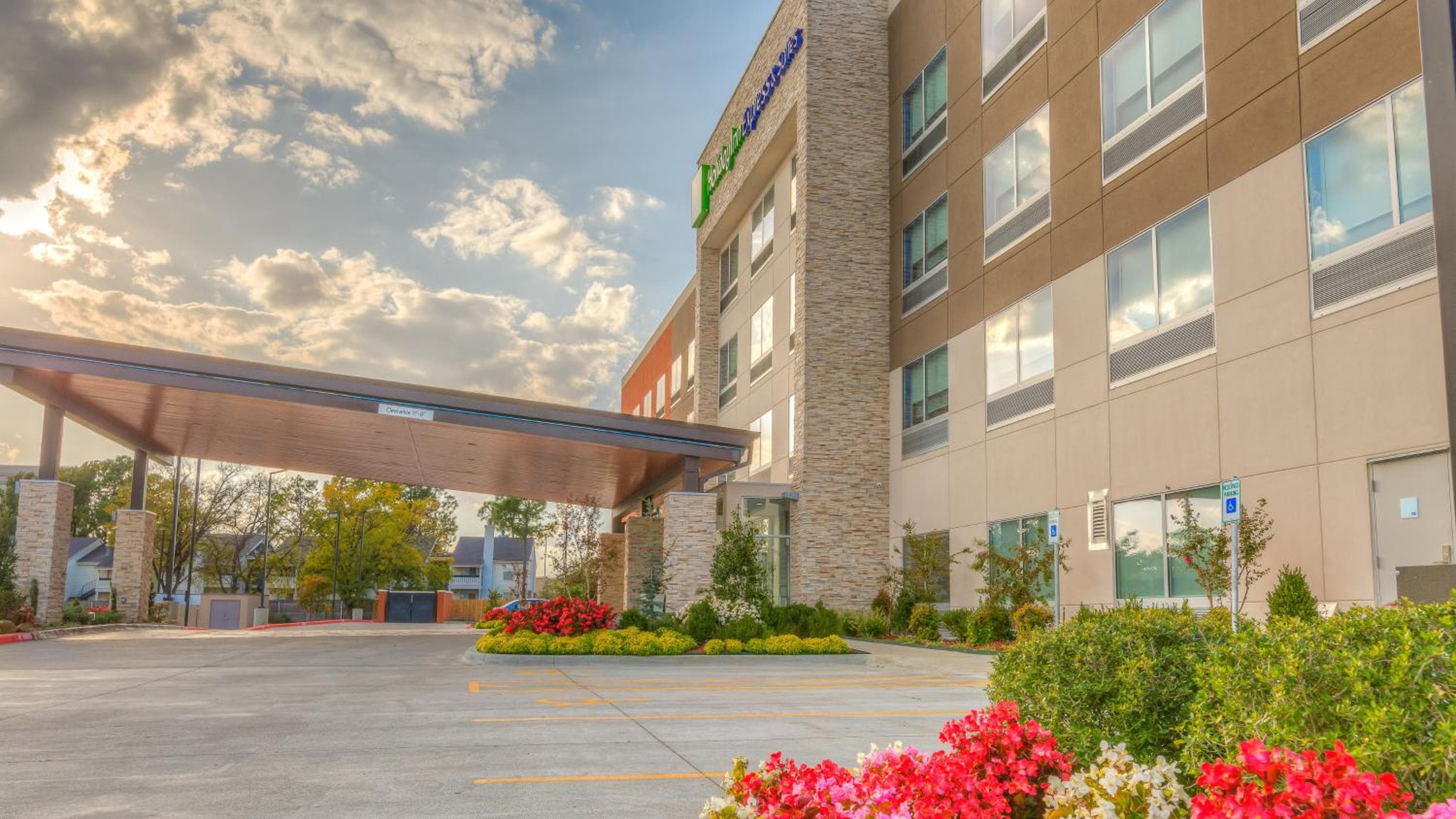 Holiday Inn Express & Suites Tulsa Midtown by IHG