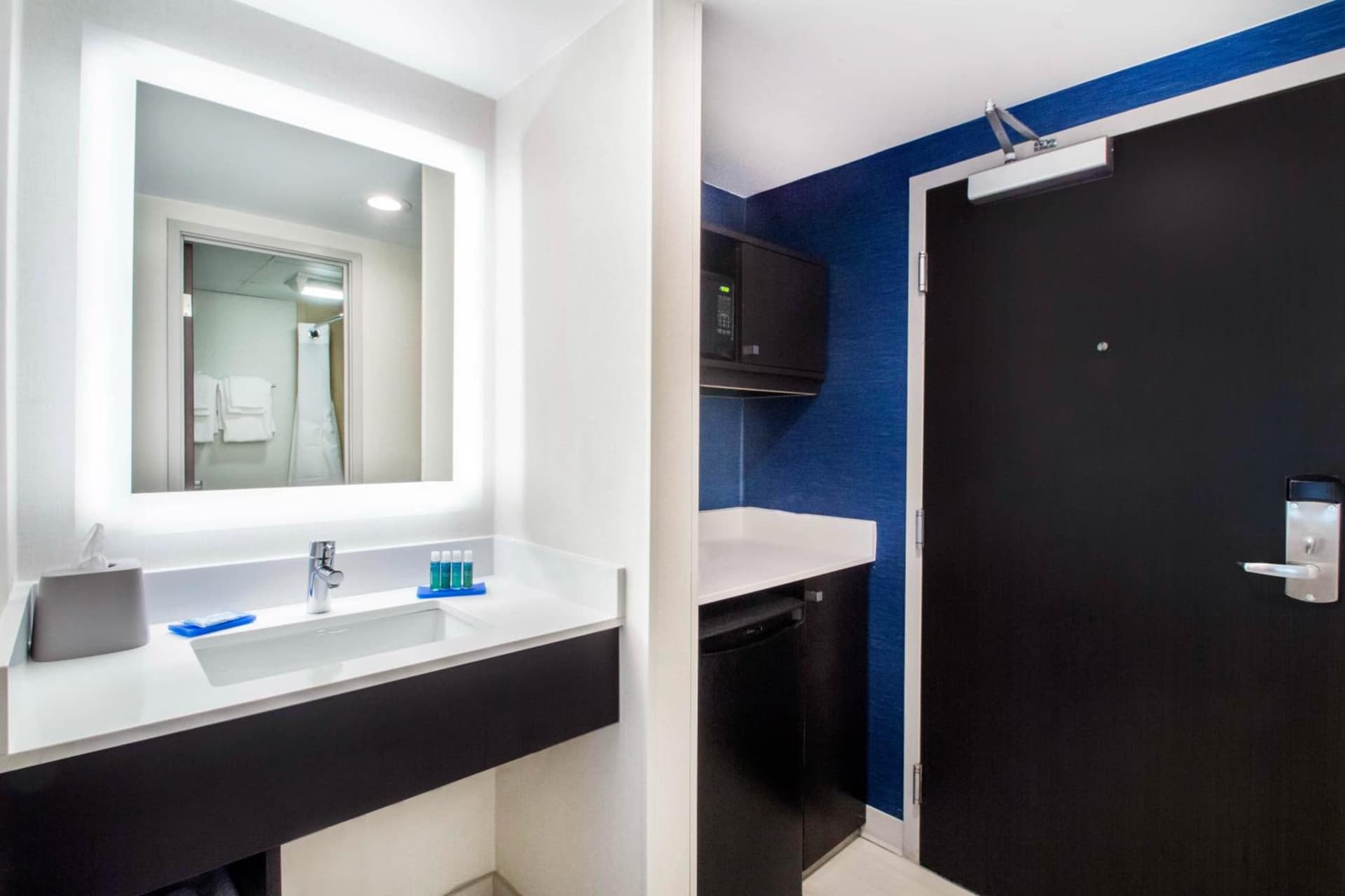 Holiday Inn Express & Suites - Albany Airport - Wolf Road by IHG