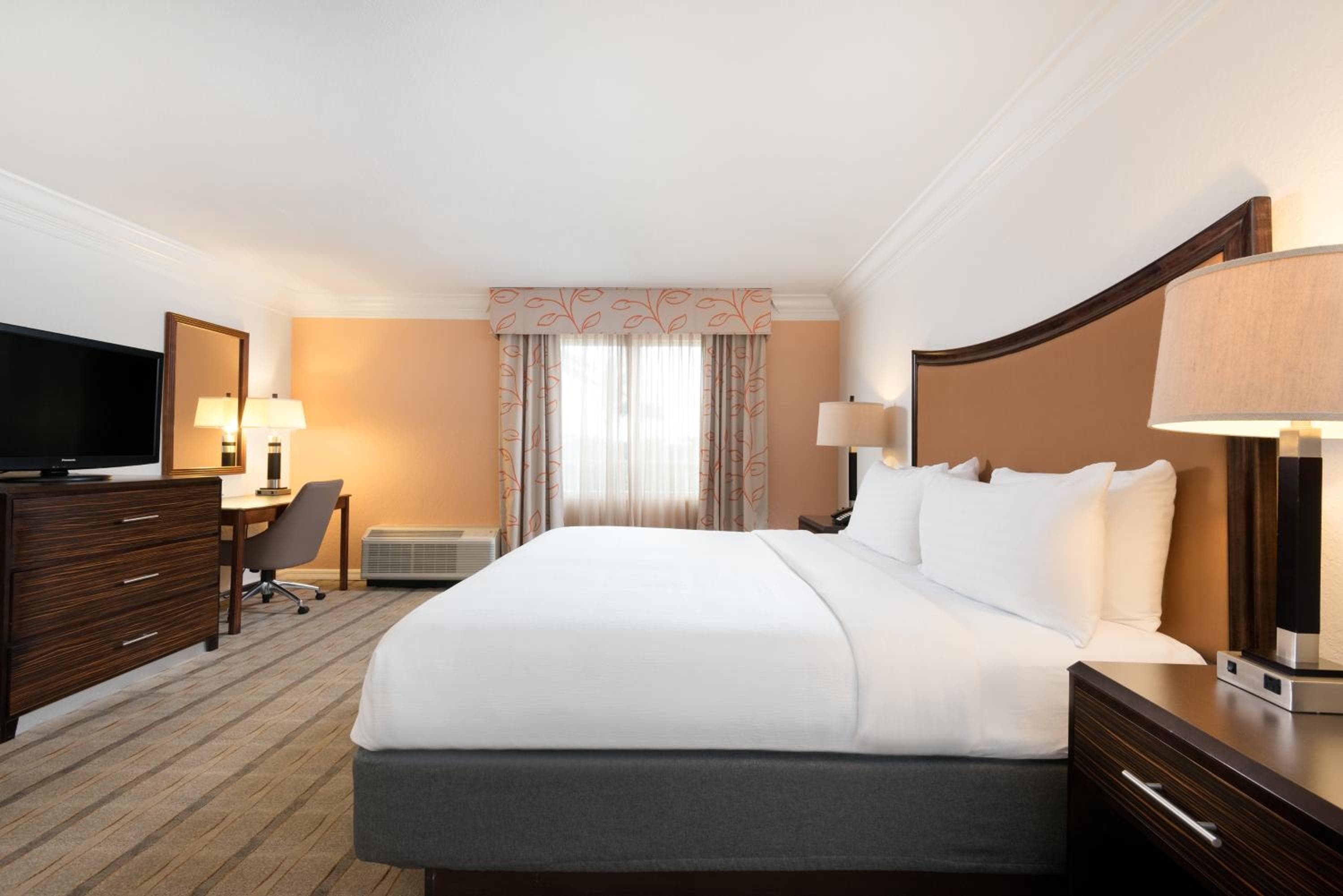 Holiday Inn Fort Lauderdale Airport by IHG