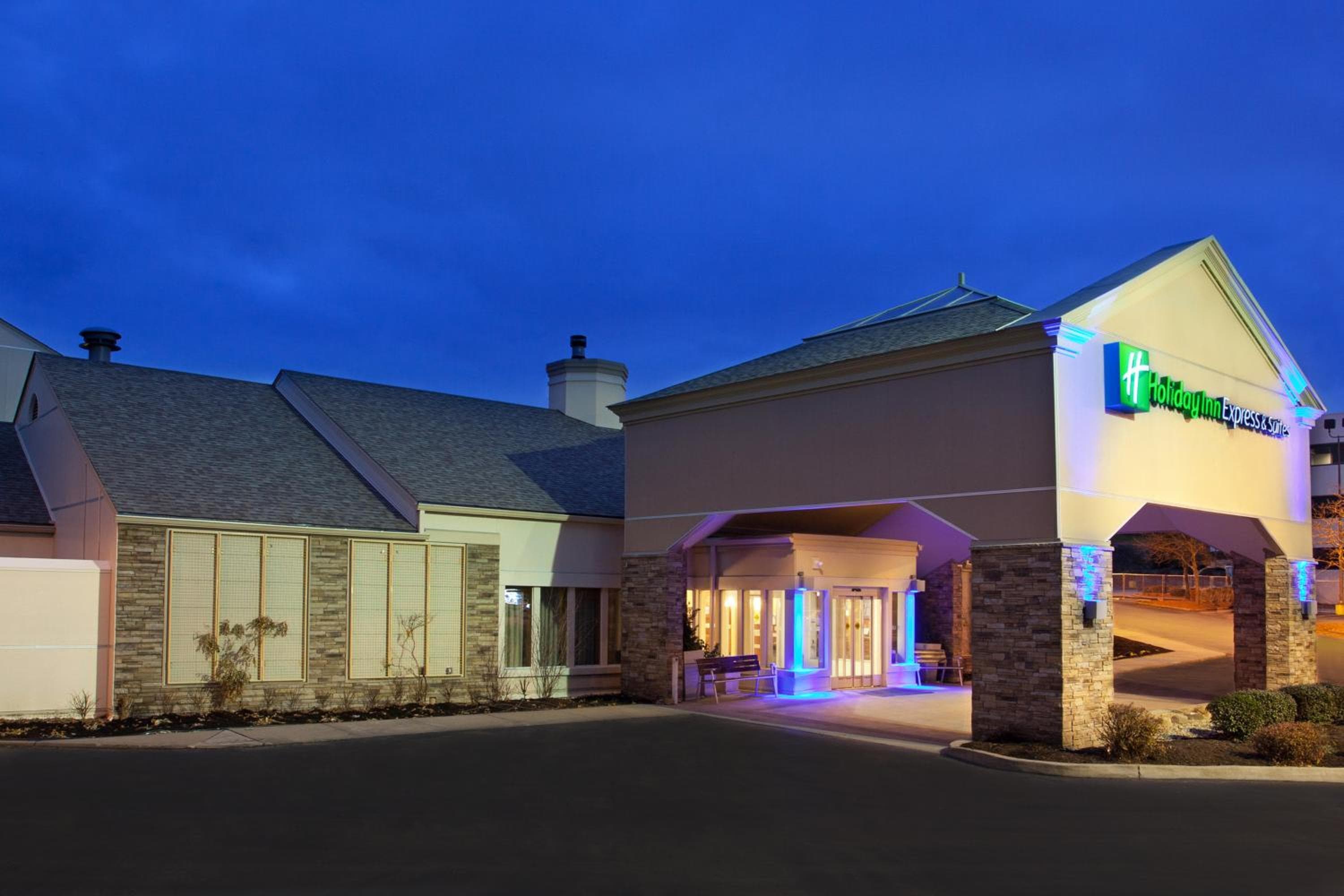Holiday Inn Express Hotel & Suites Pittsburgh Airport by IHG