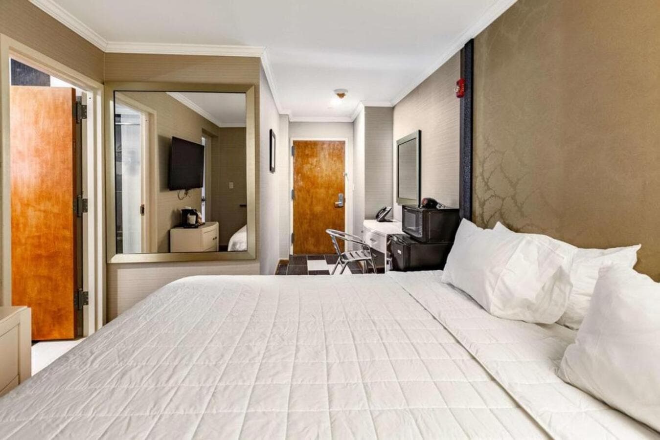 Umbrella Hotel Brooklyn - Newly Renovated