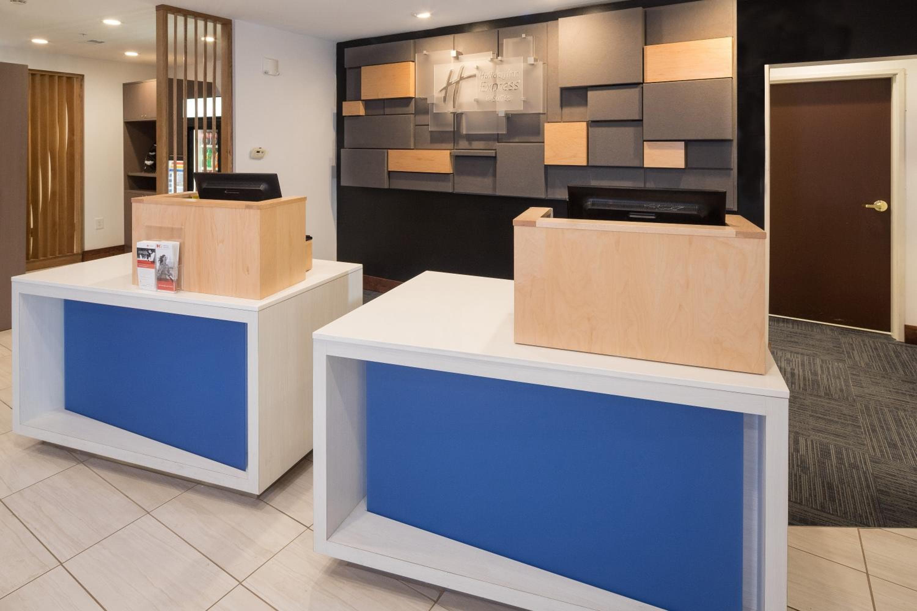 Holiday Inn Express Hotel & Suites Detroit-Utica by IHG