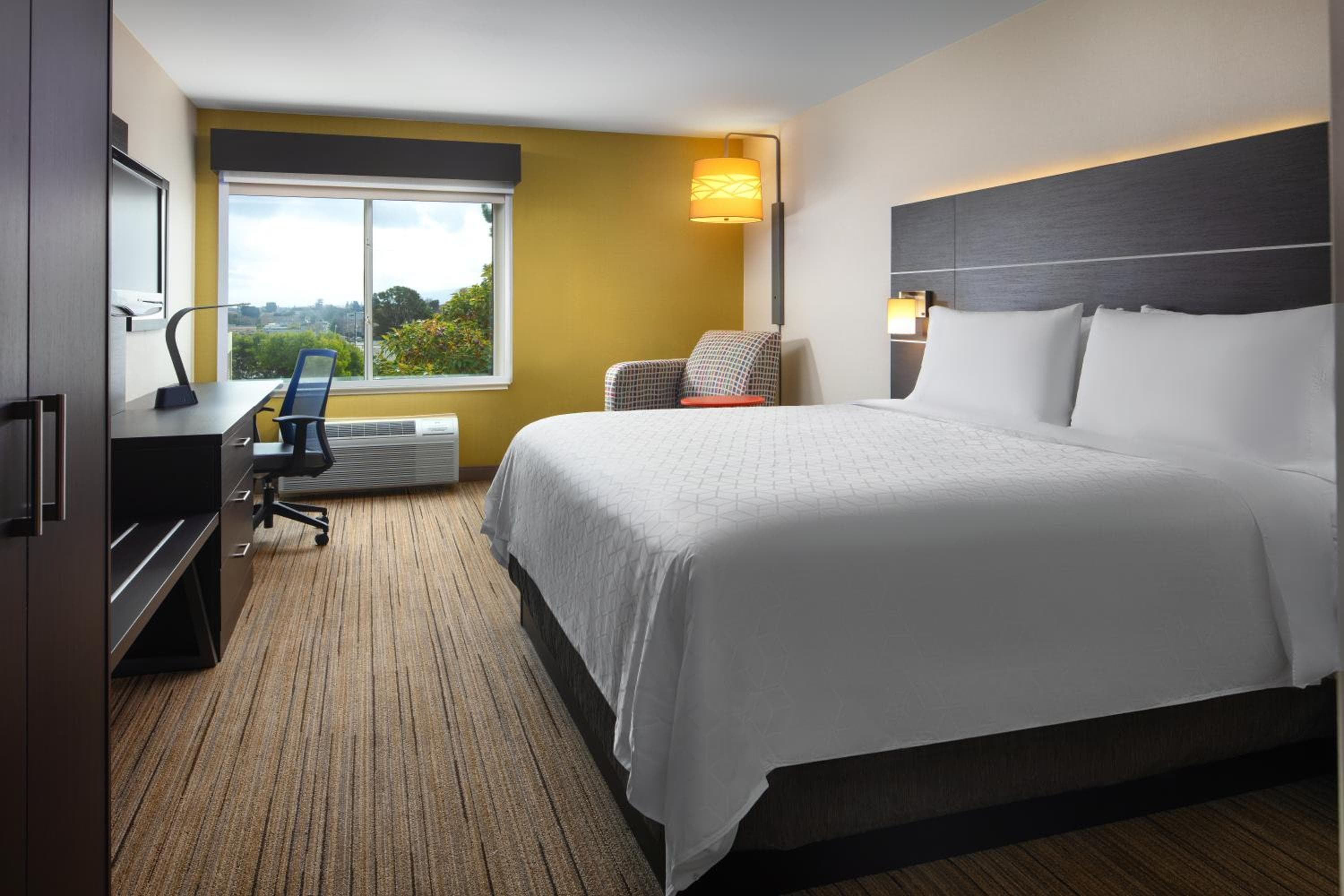 Holiday Inn Express Hotel & Suites Belmont by IHG