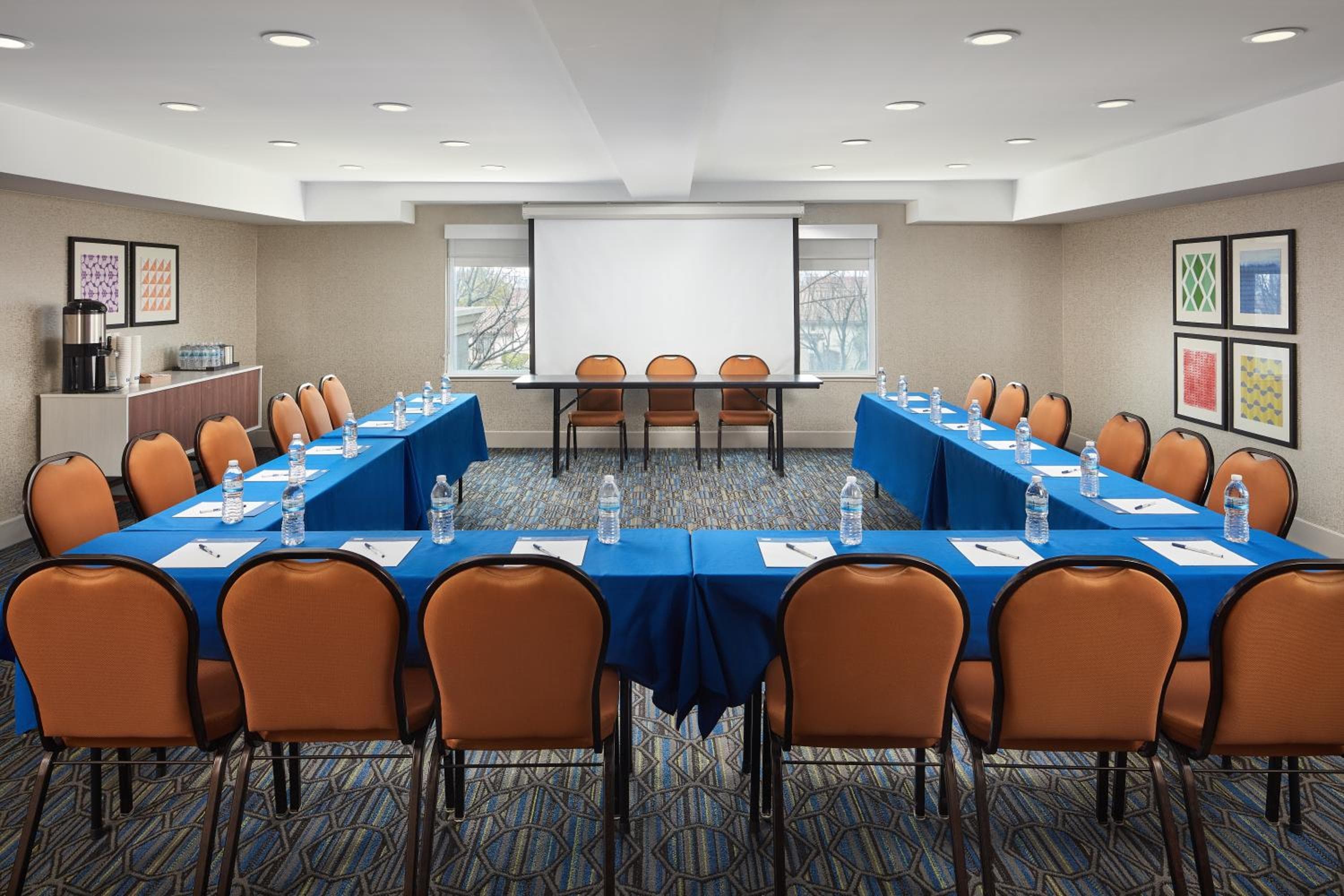 Holiday Inn Express Hotel & Suites Belmont by IHG