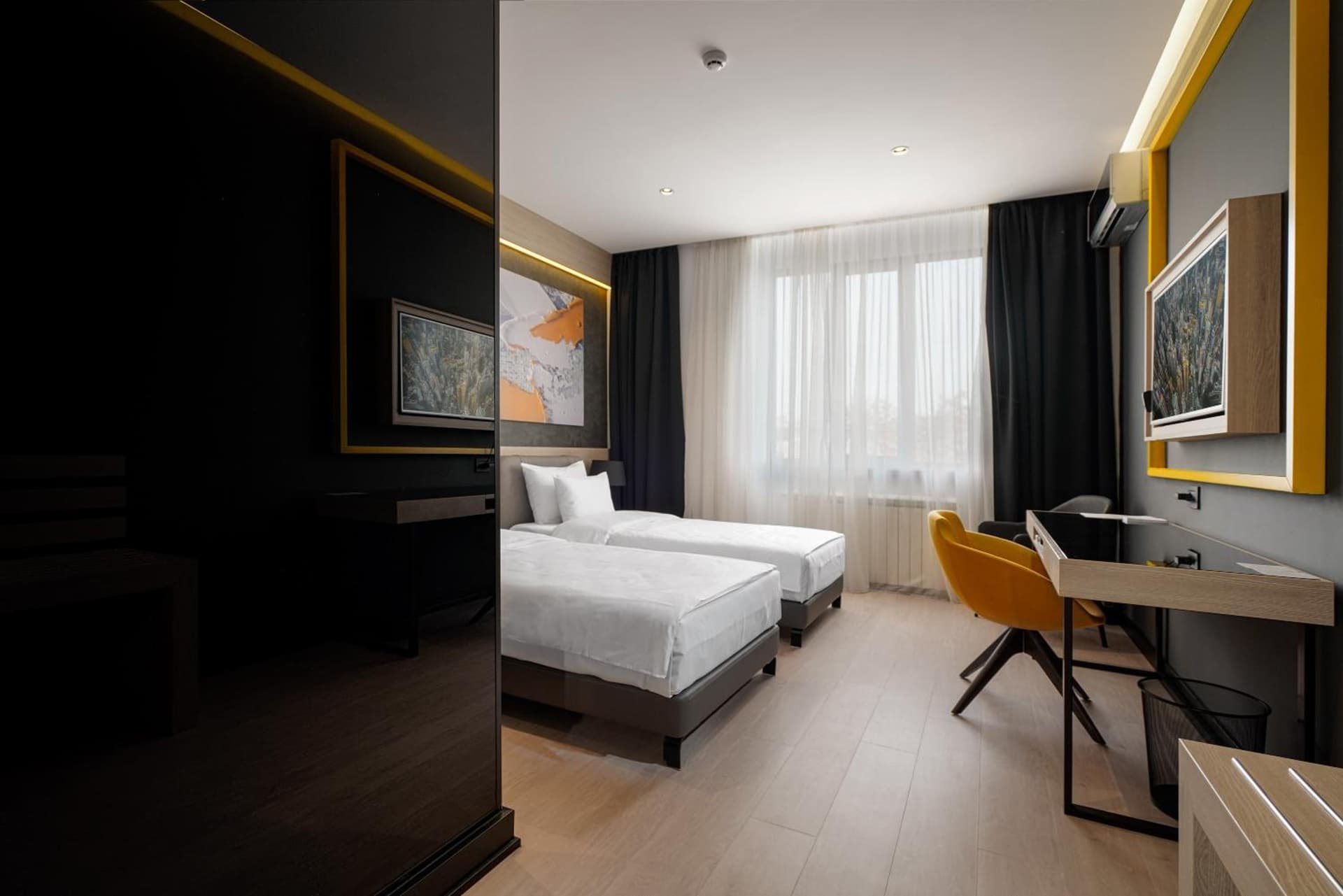 Maccani Black Luxury Suites