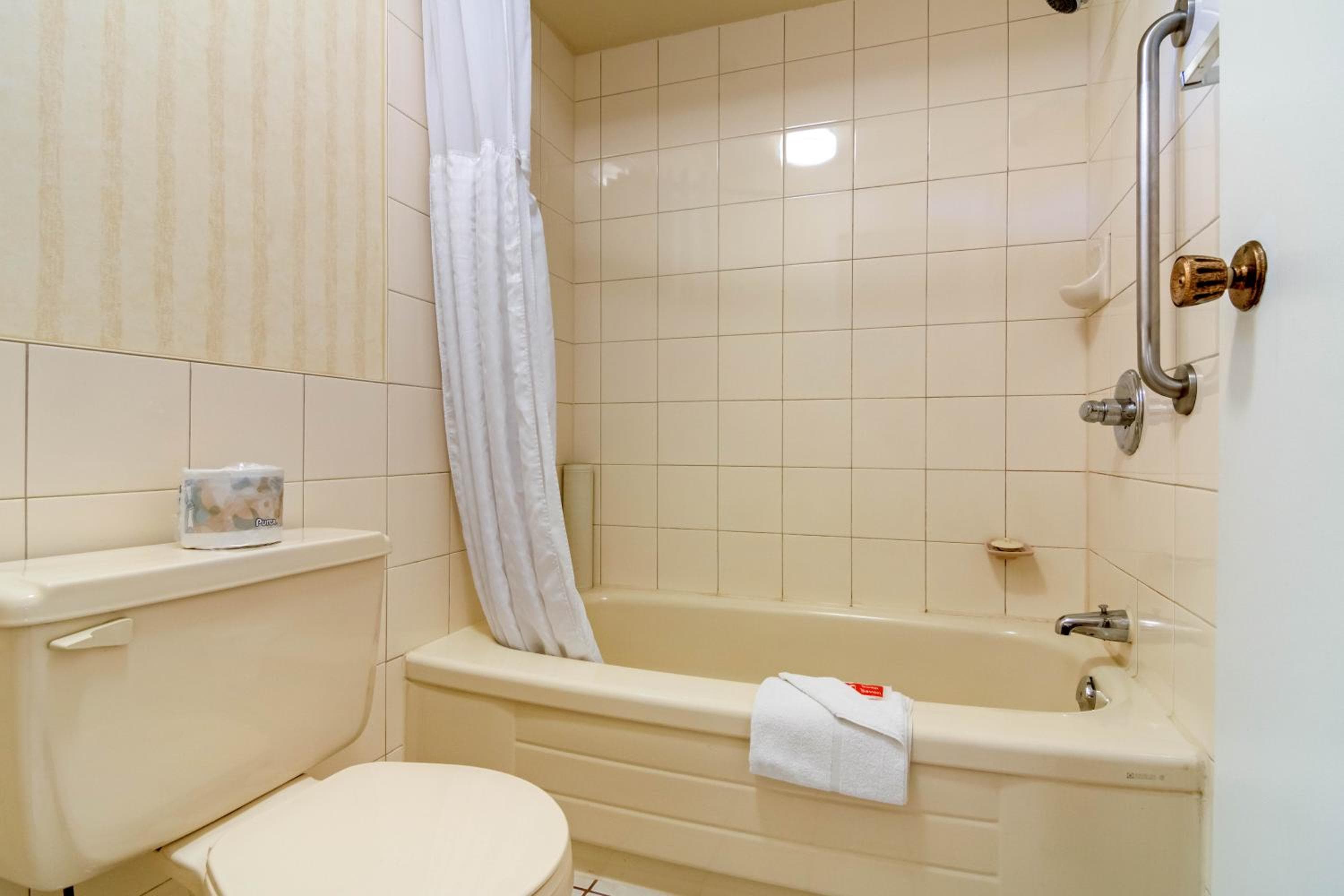 Econo Lodge Inn & Suites
